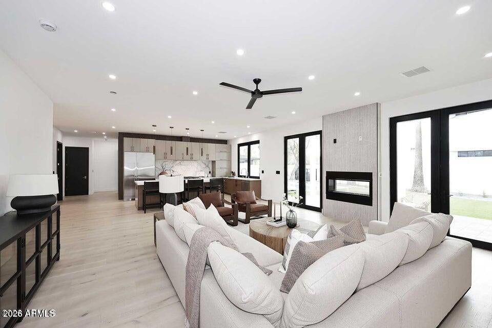 3106 N VALENCIA Lane