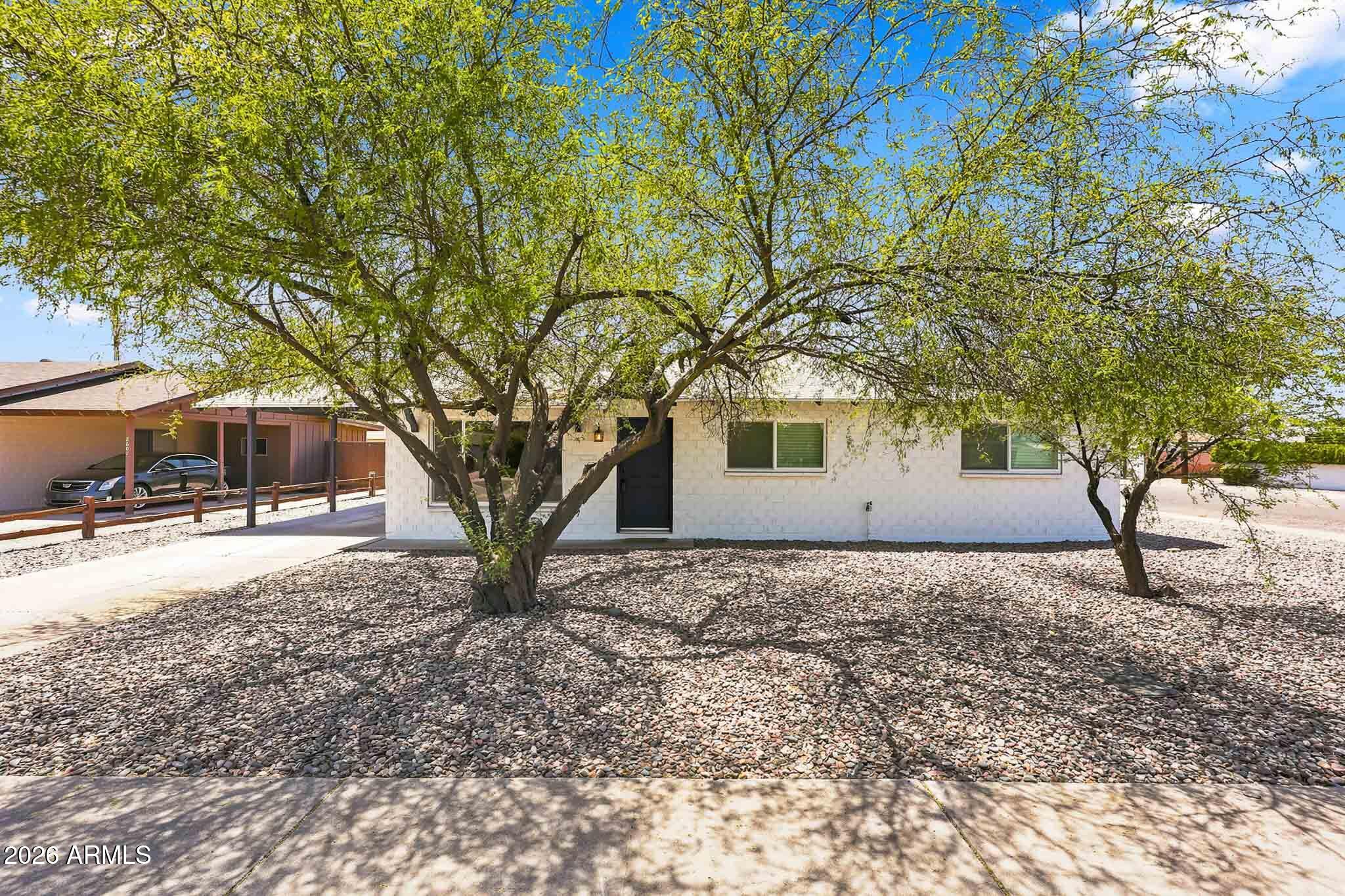 8601 E THORNWOOD Drive