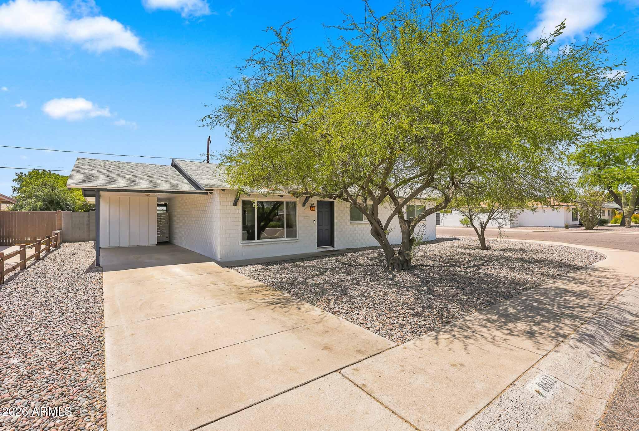 8601 E THORNWOOD Drive