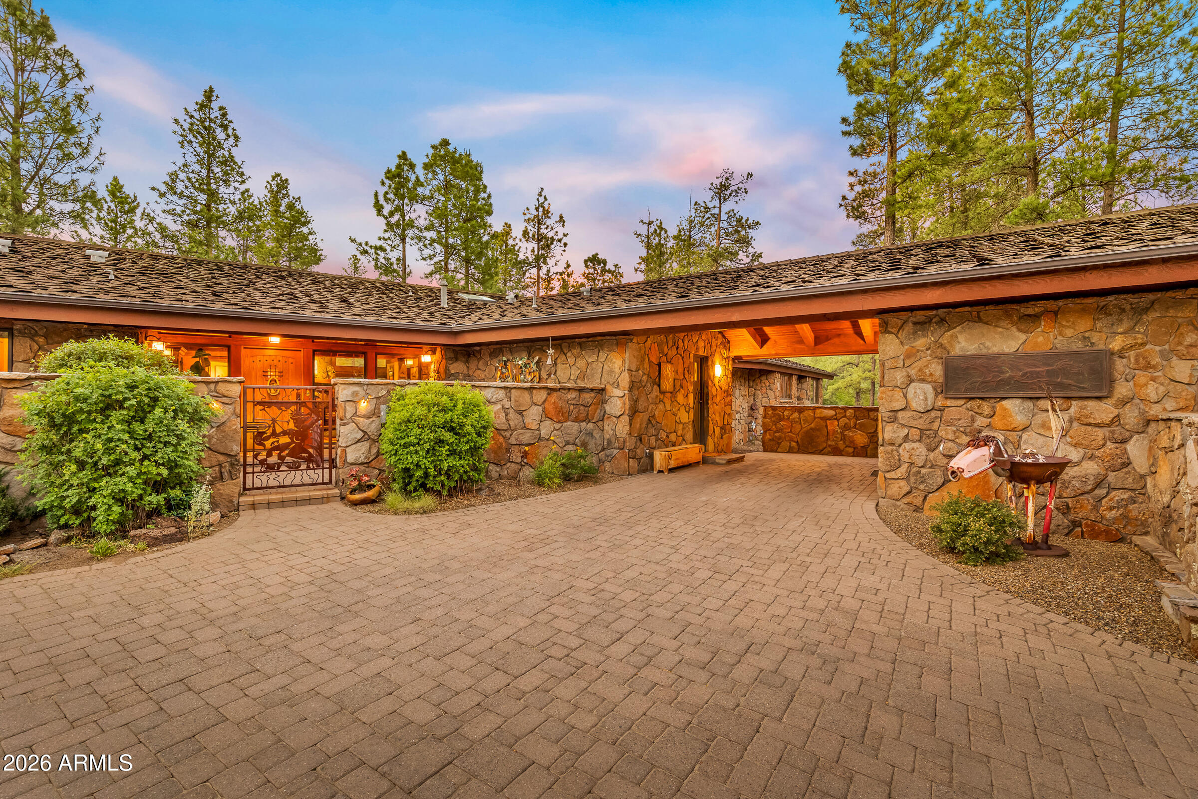 2901 N Creekside Drive