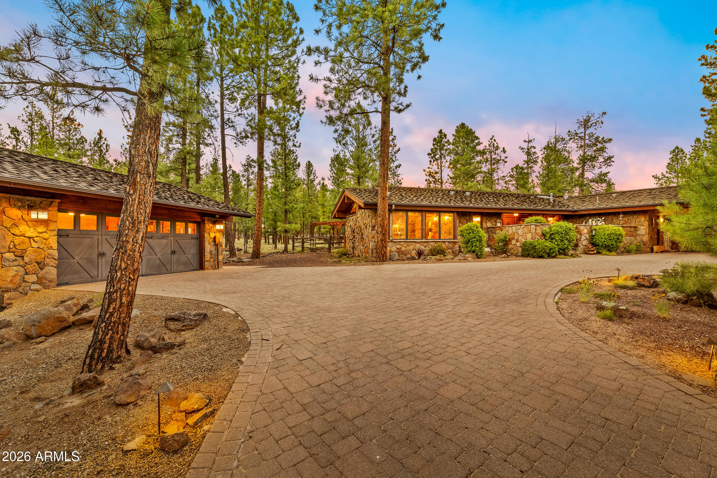 2901 N Creekside Drive