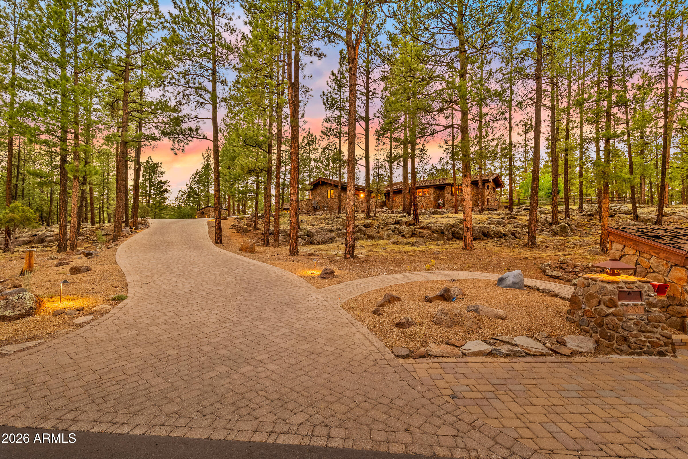 2901 N Creekside Drive