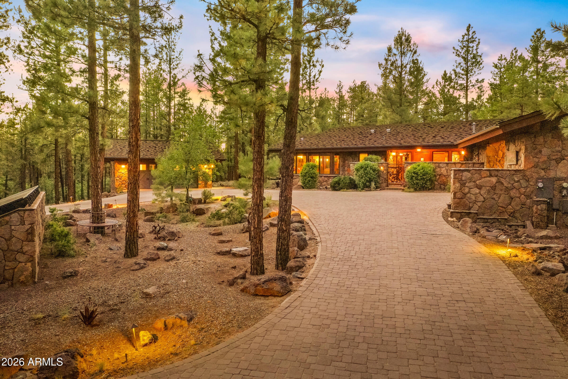 2901 N Creekside Drive