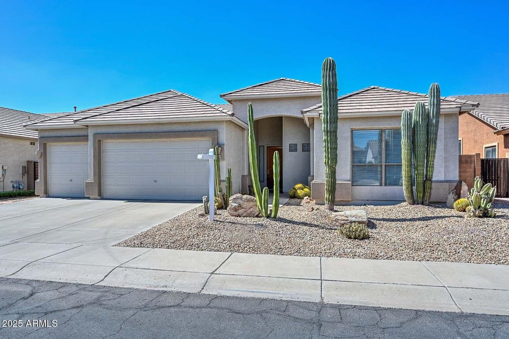 Photo of 24016 N 66th Lane, Glendale, AZ 85310 (MLS # 6921309)