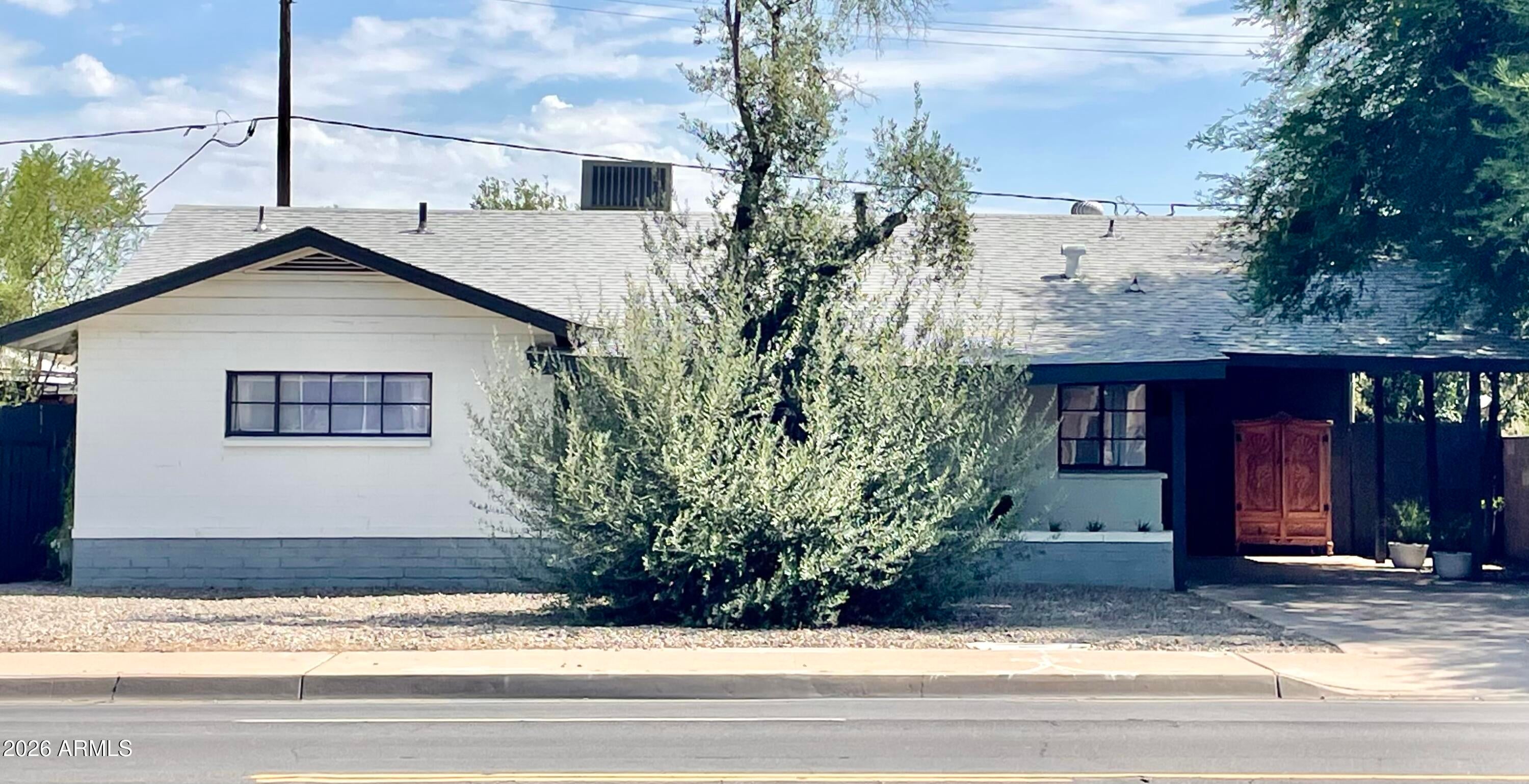 529 W UNIVERSITY Drive