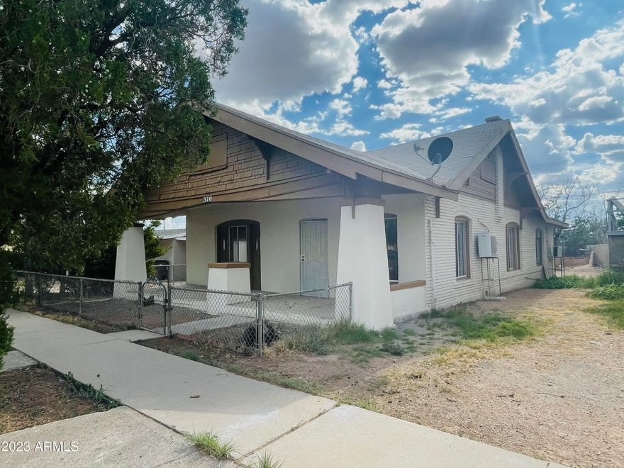 Great 3 bedroom 2 bath house located near downtown Douglas with a Spacious backyard.