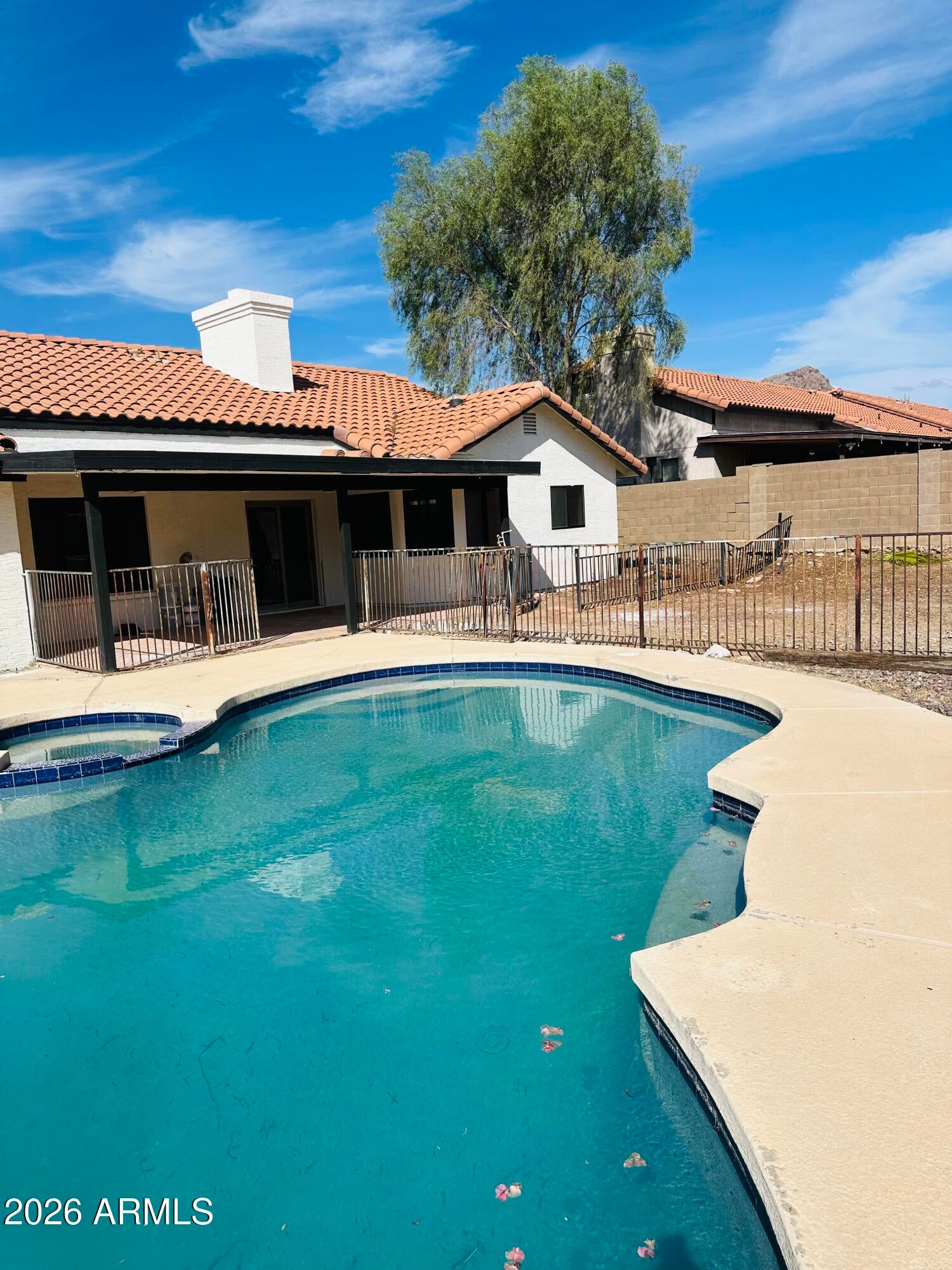 817 E ACOMA Drive