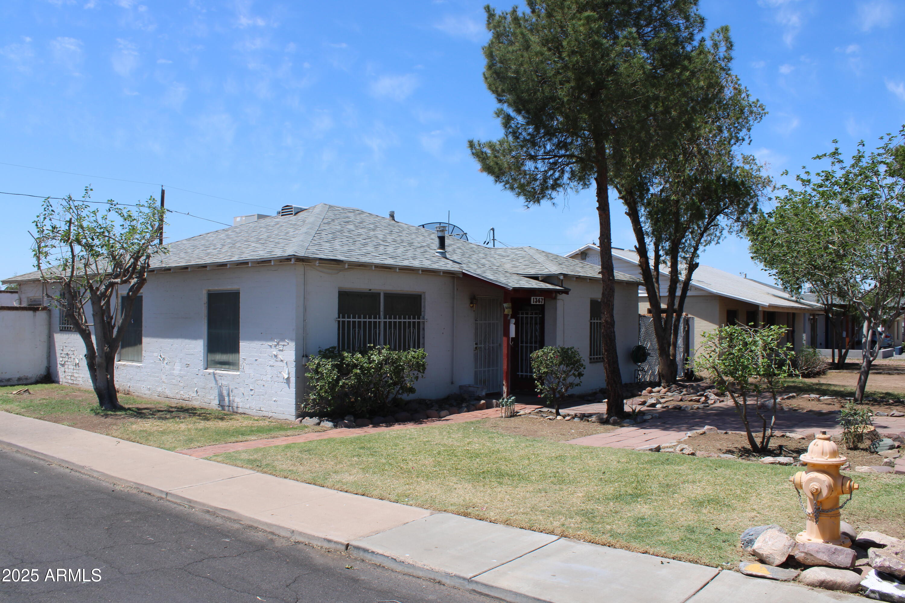 1367 E Clarendon Avenue