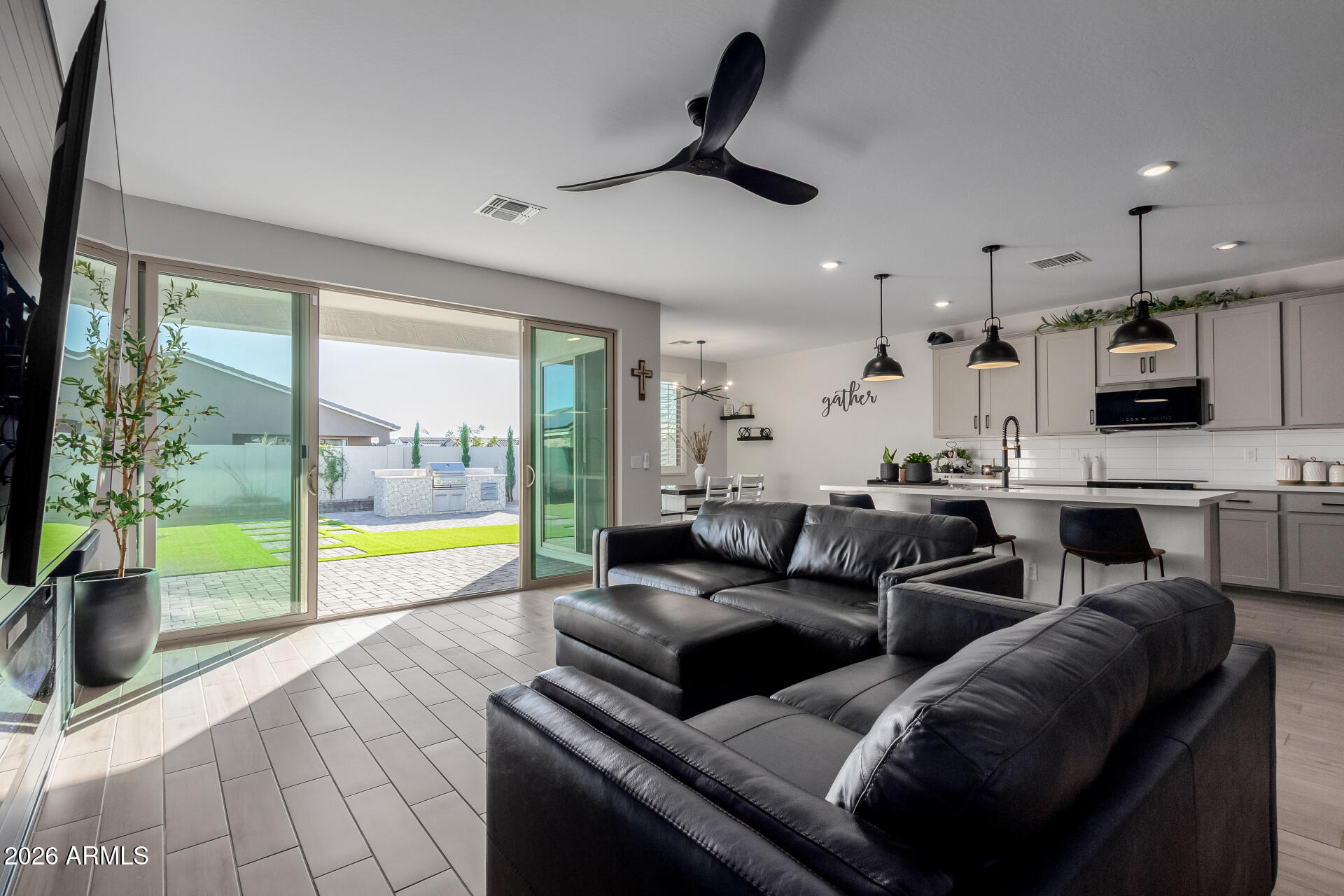 2591 E HOLLYWOOD IKE Avenue