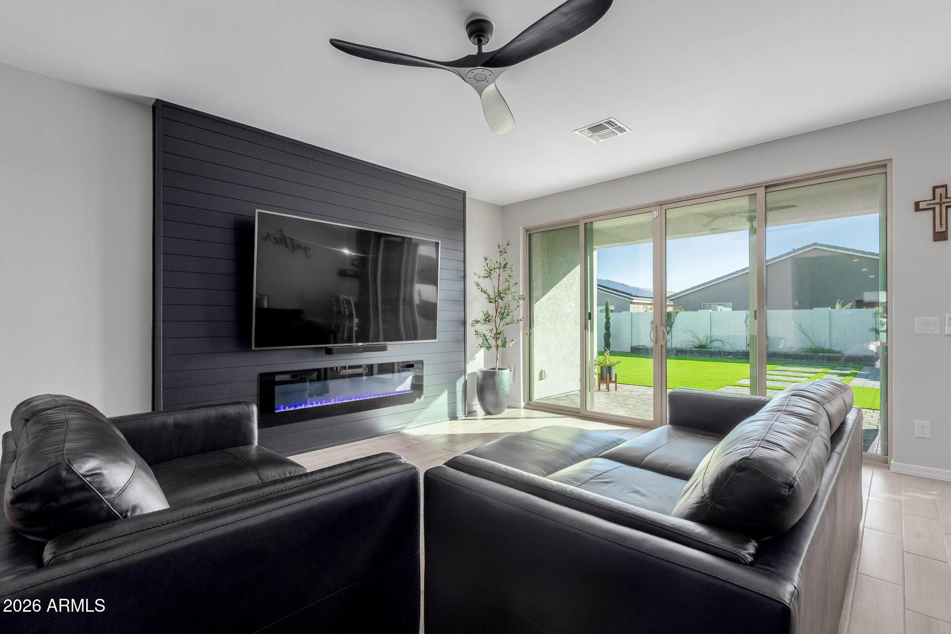 2591 E HOLLYWOOD IKE Avenue