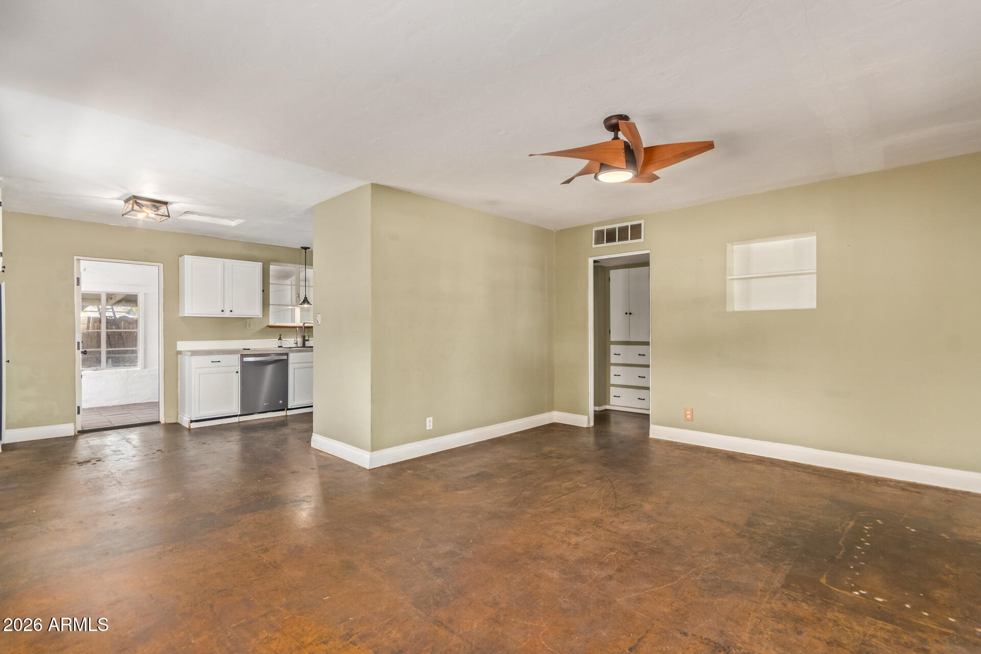 2945 E MULBERRY Drive