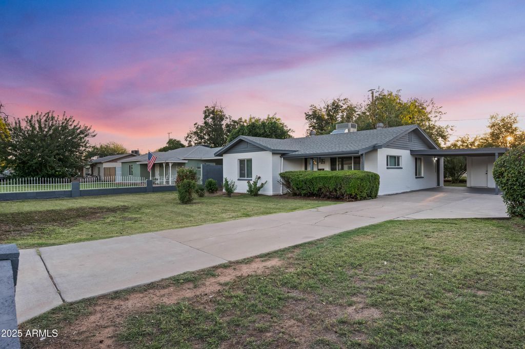 Photo of 7528 N 60th Avenue, Glendale, AZ 85301 (MLS # 6929414)