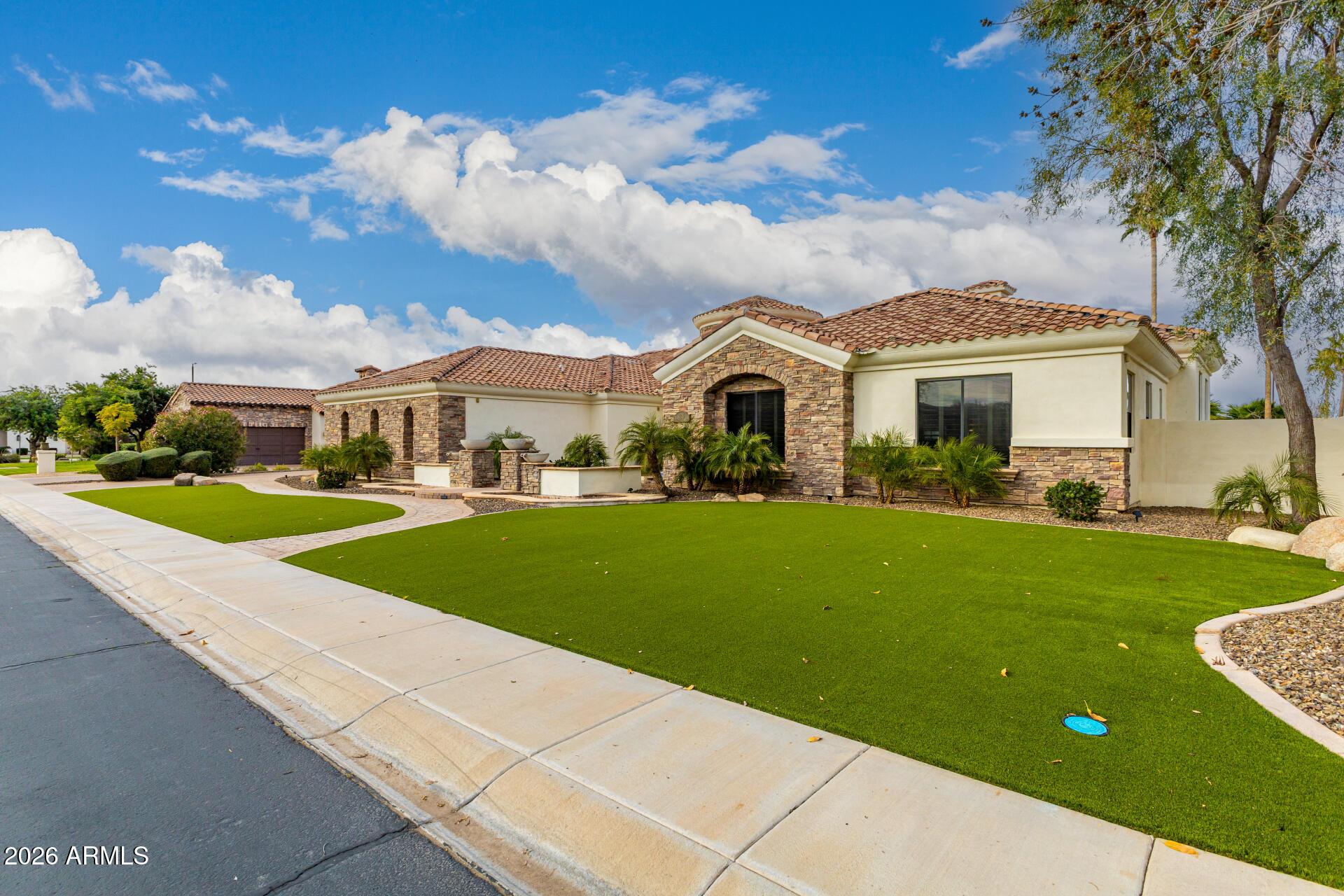 4326 E CAPRICORN Place