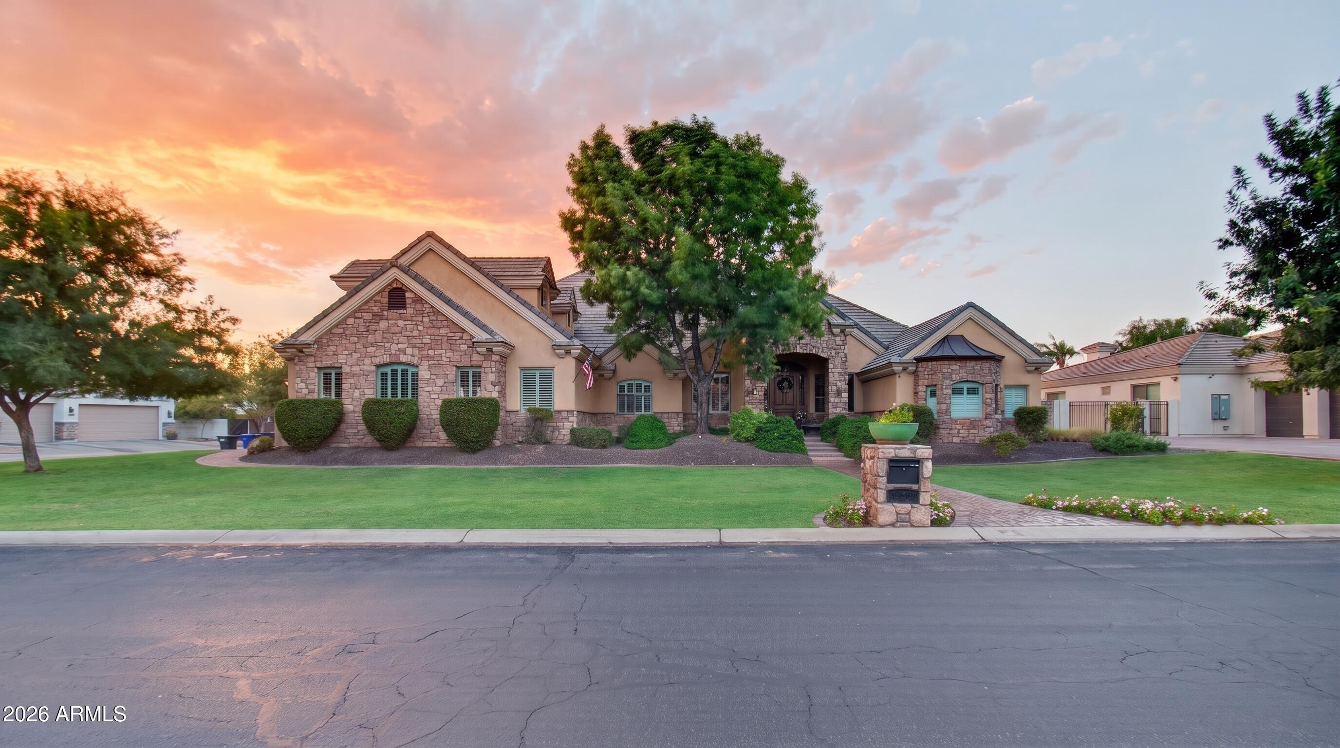 2918 E WATERMAN Way