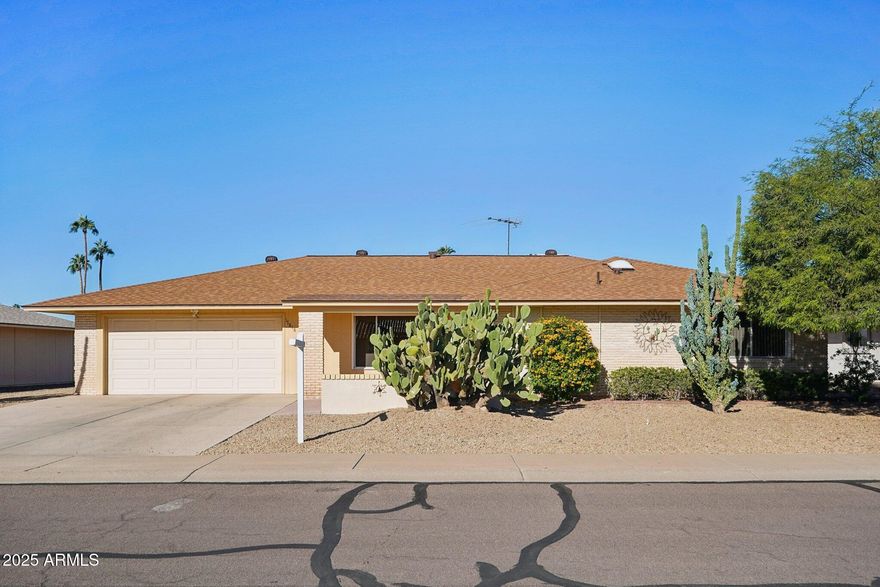 This popular Annapolis Model has been updated.  This 2 BR/2Bath/2 Car Garage is located in the heart of Phase 1 of SCW.  Mature landscaping w Citrus trees in the back & lush bushes all around.