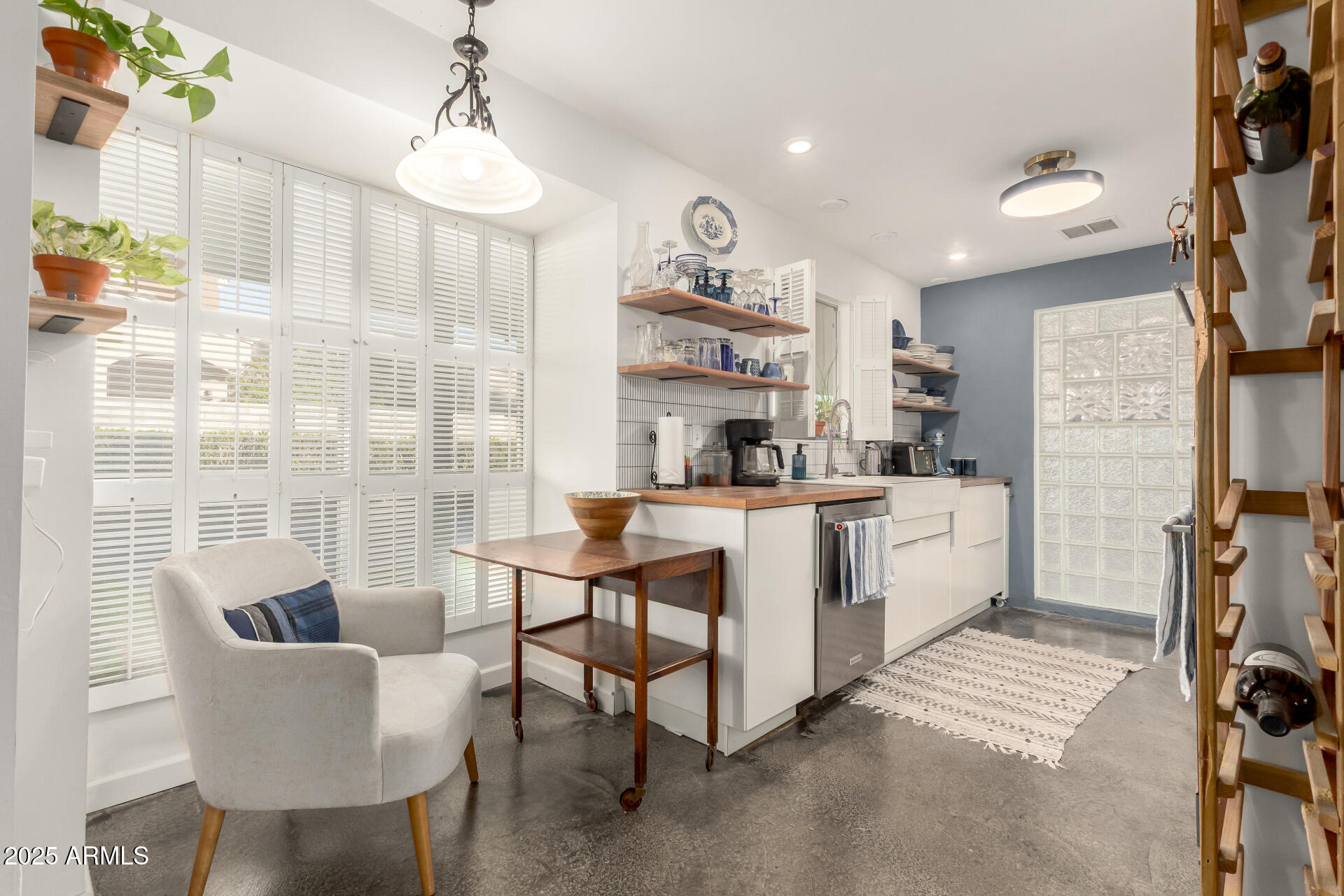 344 W MARYLAND Avenue