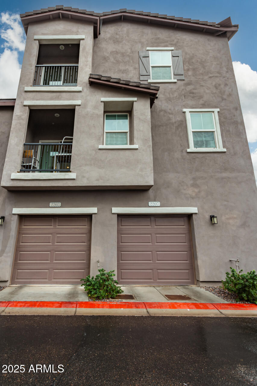 2207 E HIDALGO Avenue