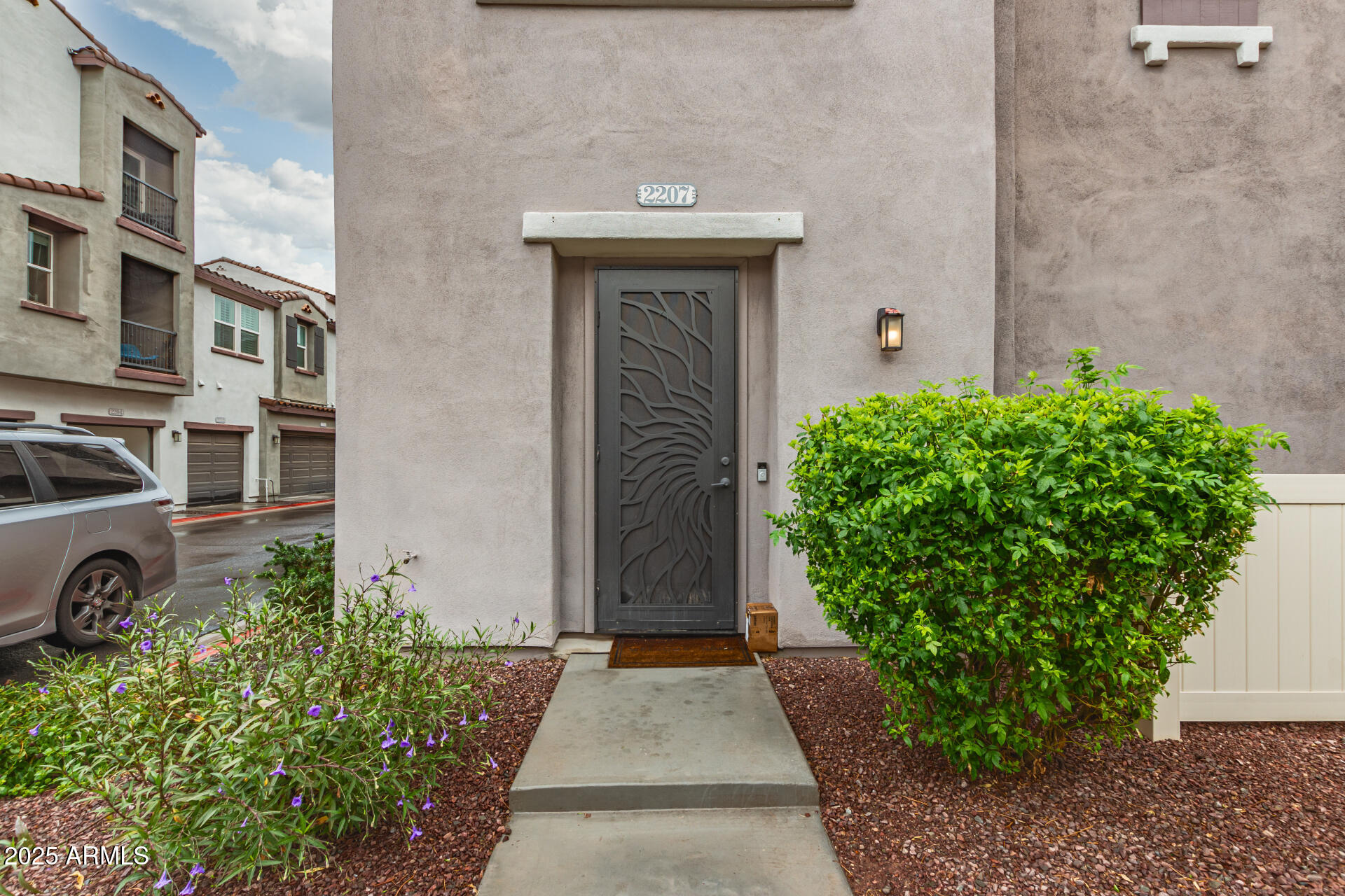 2207 E HIDALGO Avenue