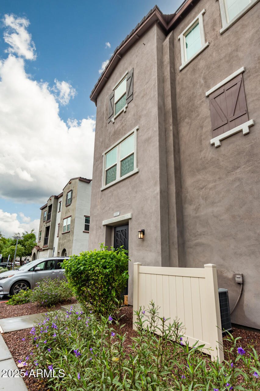 2207 E HIDALGO Avenue