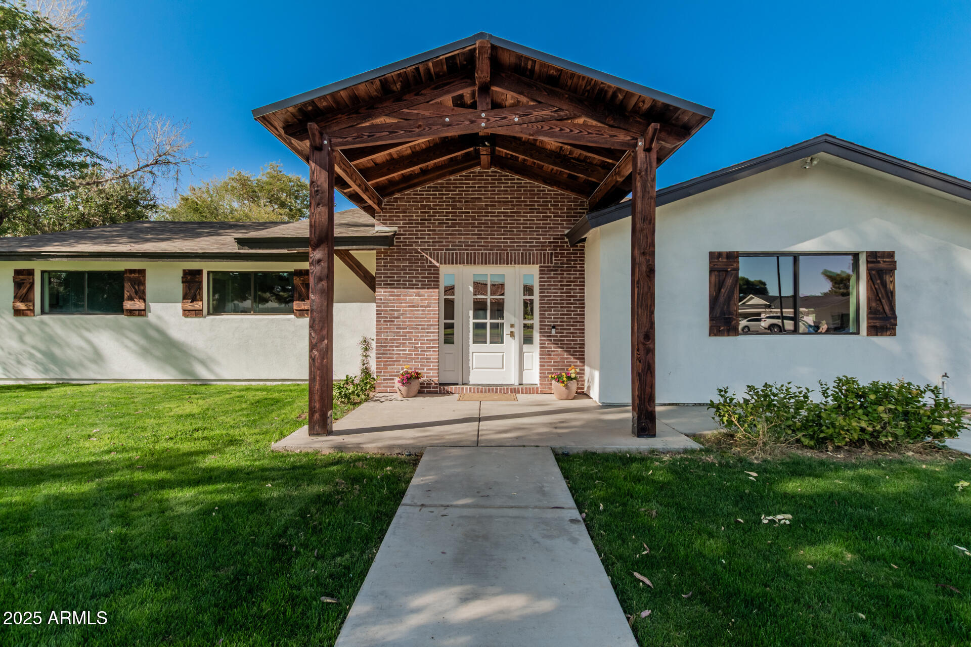 2218 E MAPLEWOOD Street