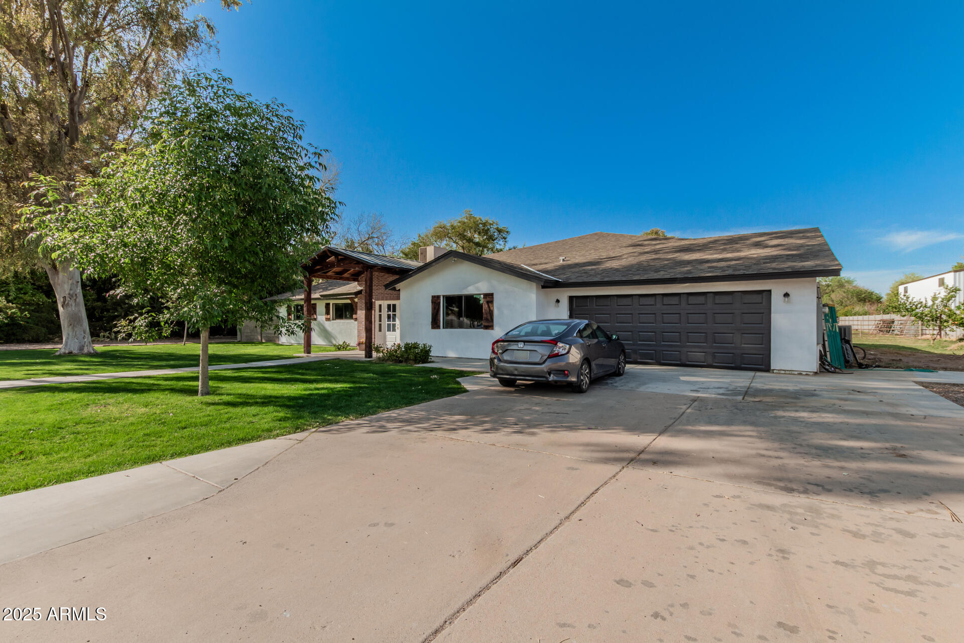 2218 E MAPLEWOOD Street