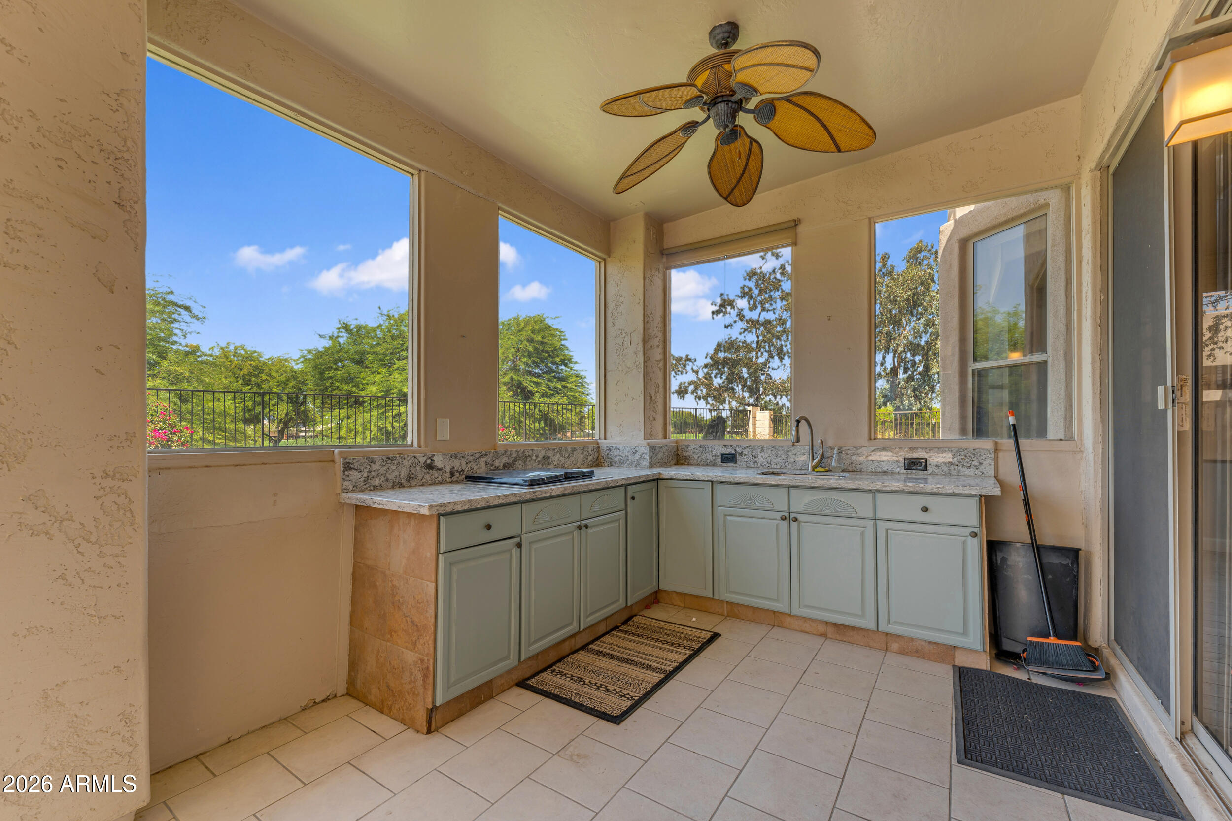 2418 E GLASS Lane