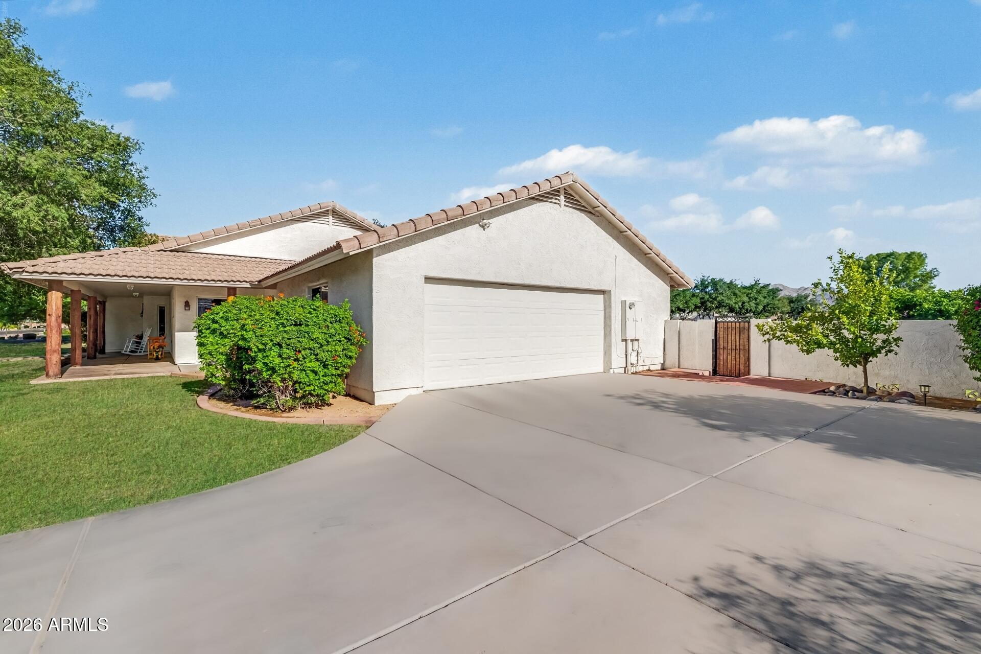 2593 E RIDGEWOOD Lane