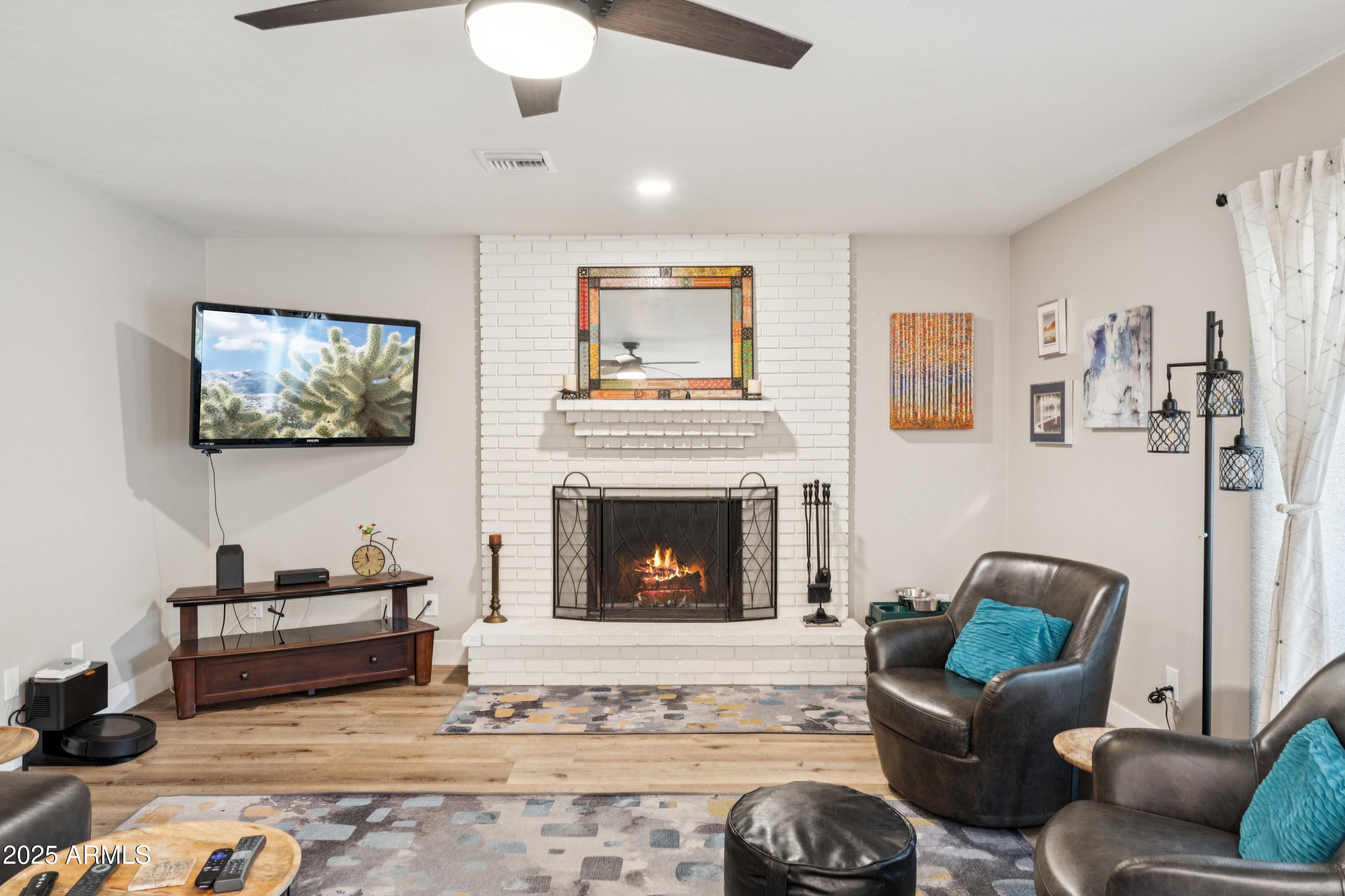 2715 E SIERRA Street