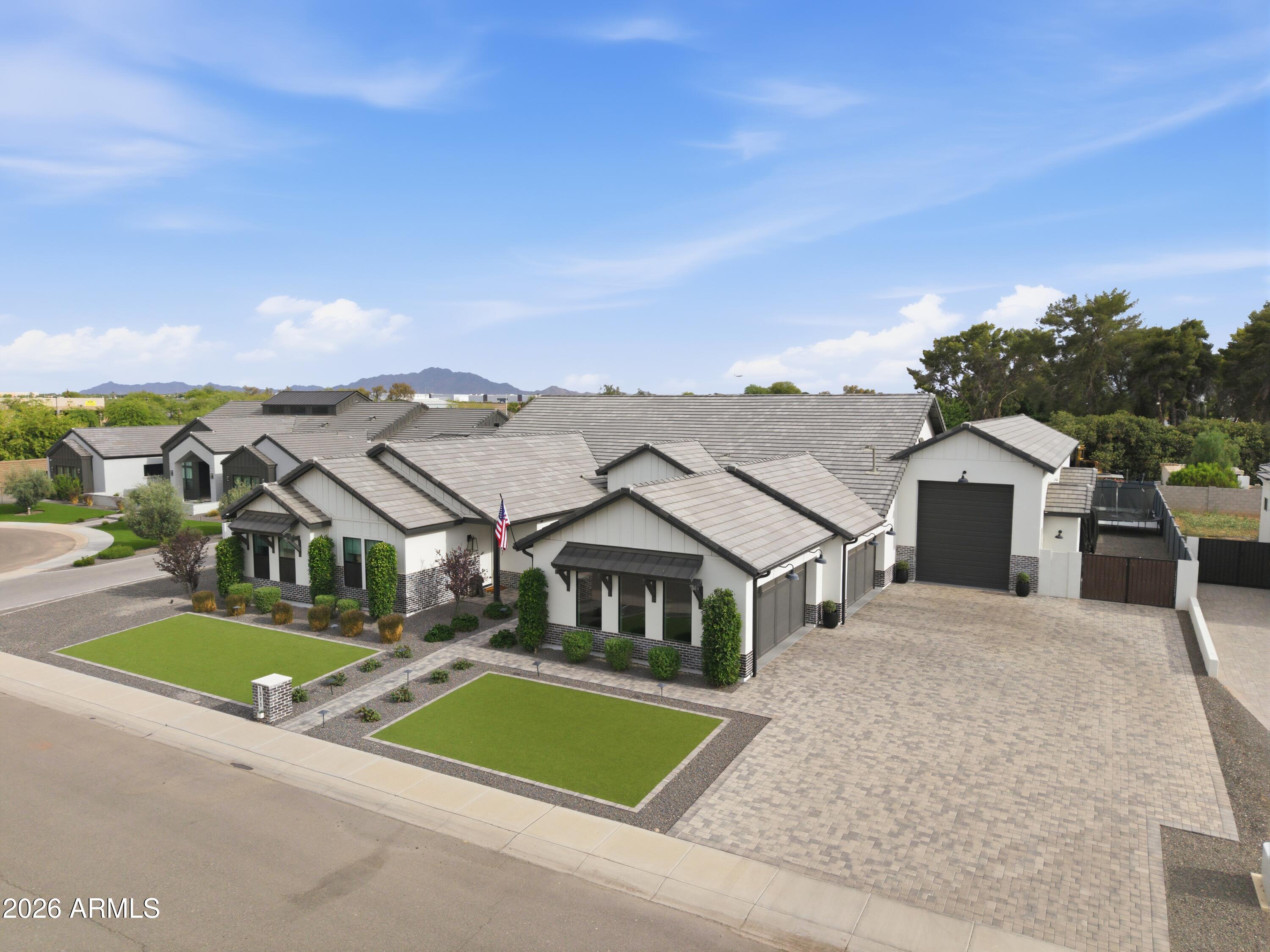 1371 E KINGBIRD Place