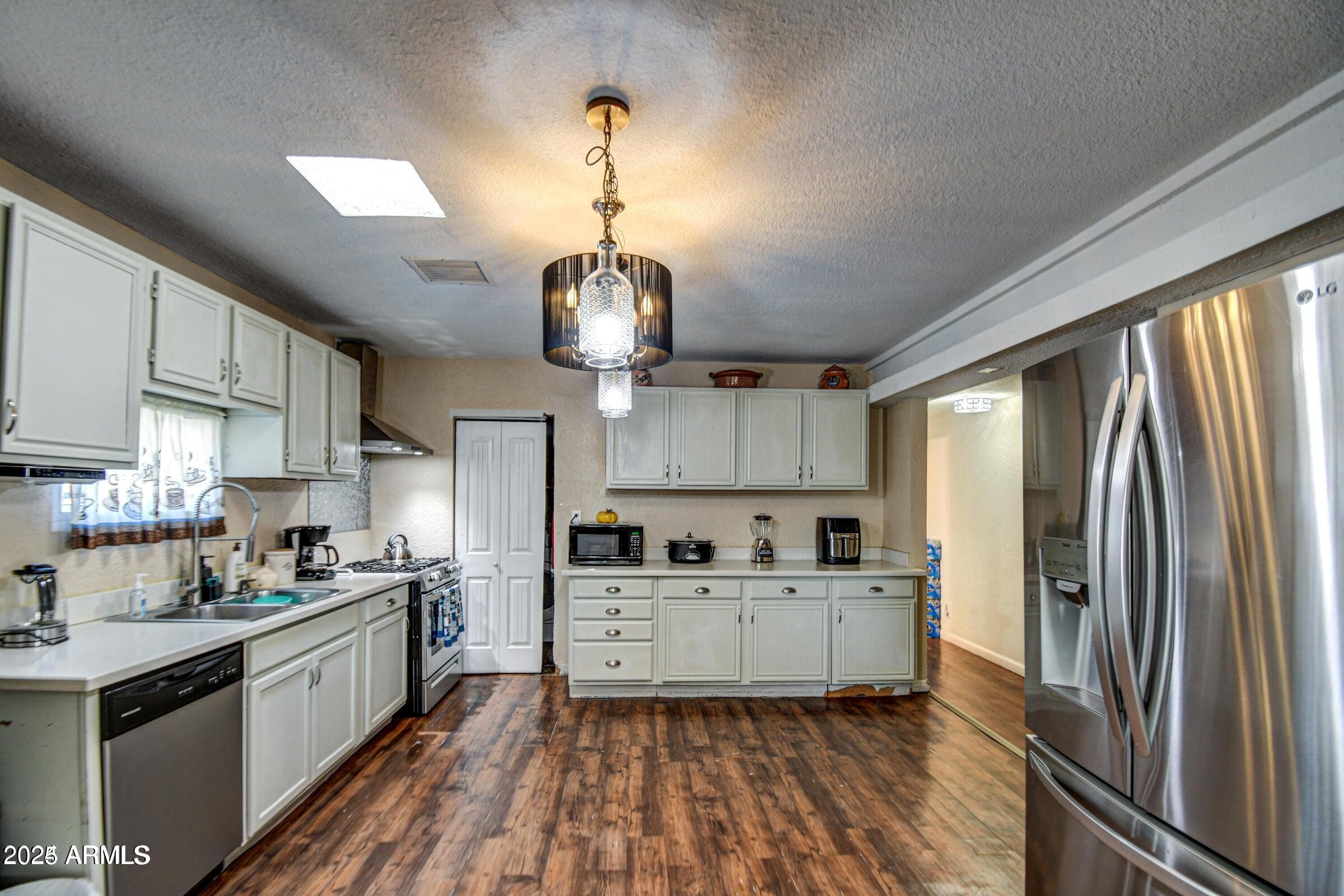 2108 W HADLEY Street