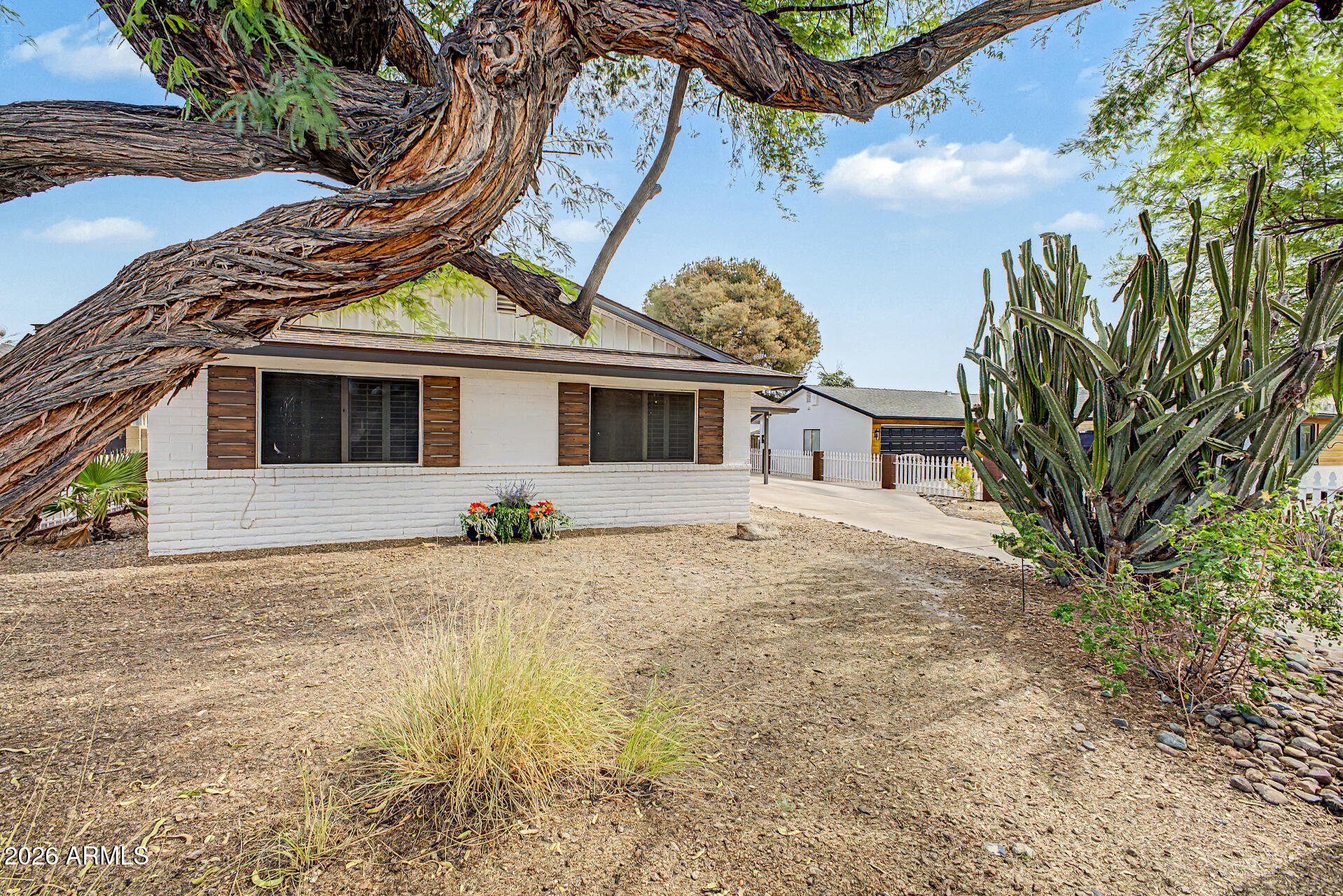 2234 E PARADISE Drive