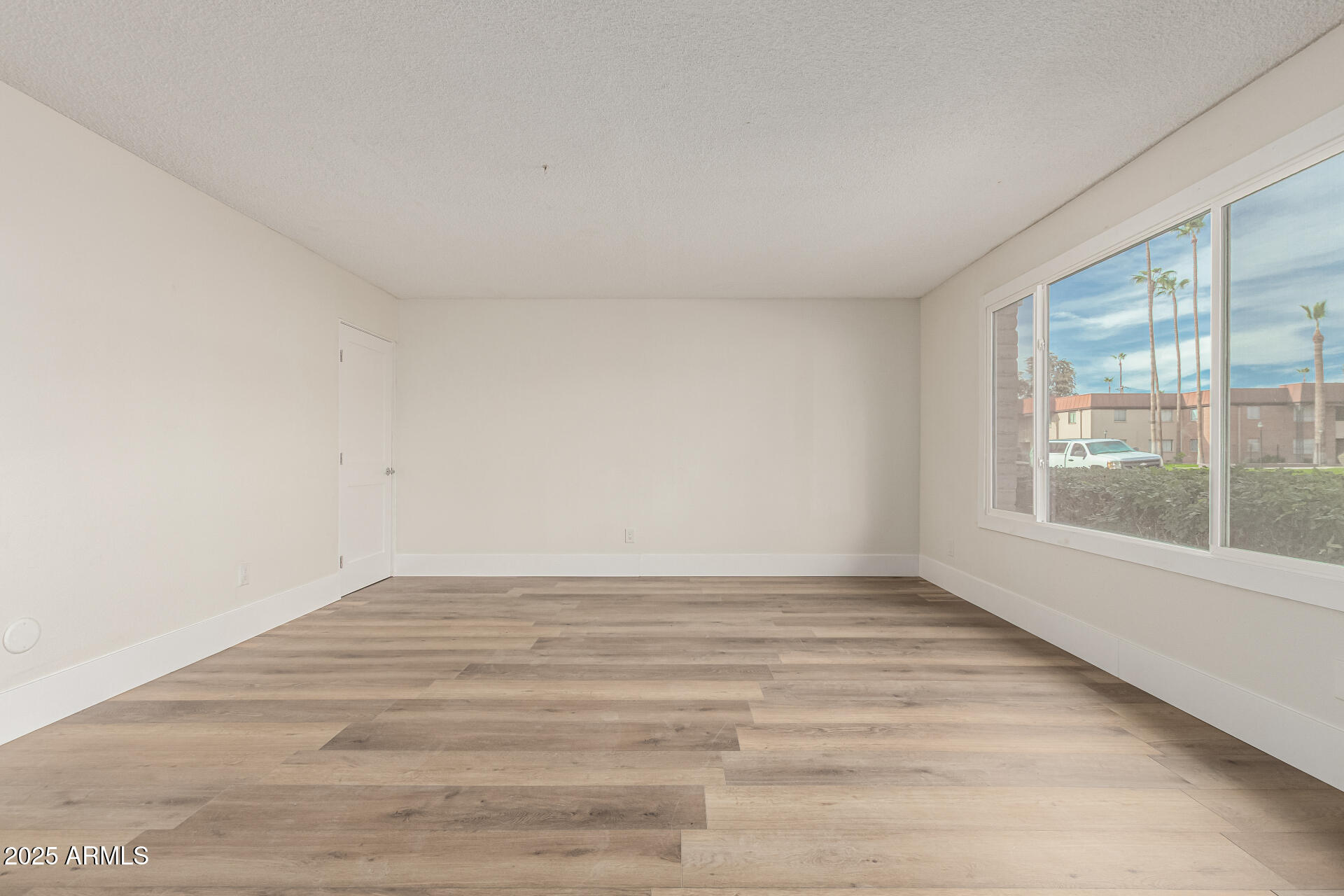 1535 W HAZELWOOD Street