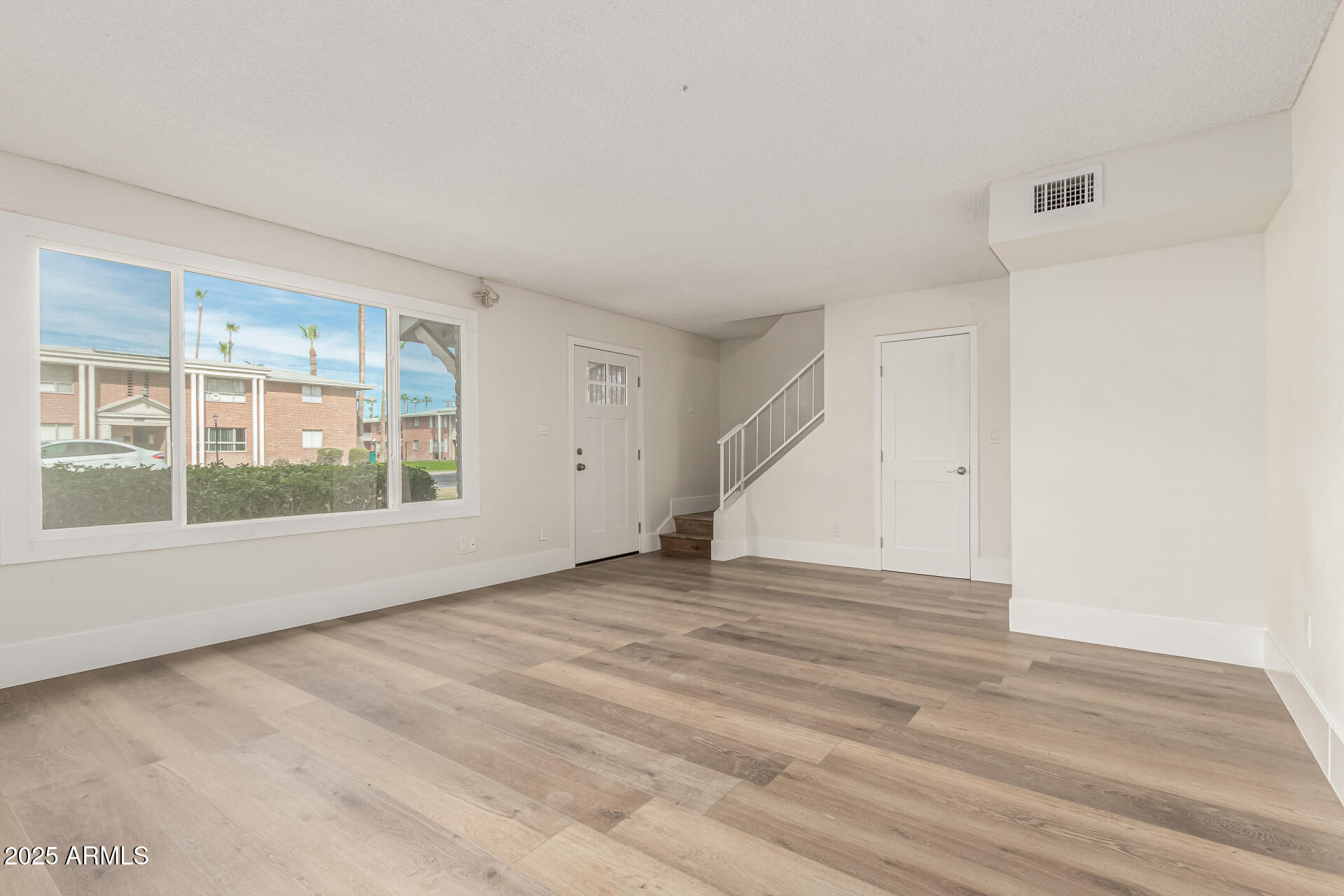 1535 W HAZELWOOD Street