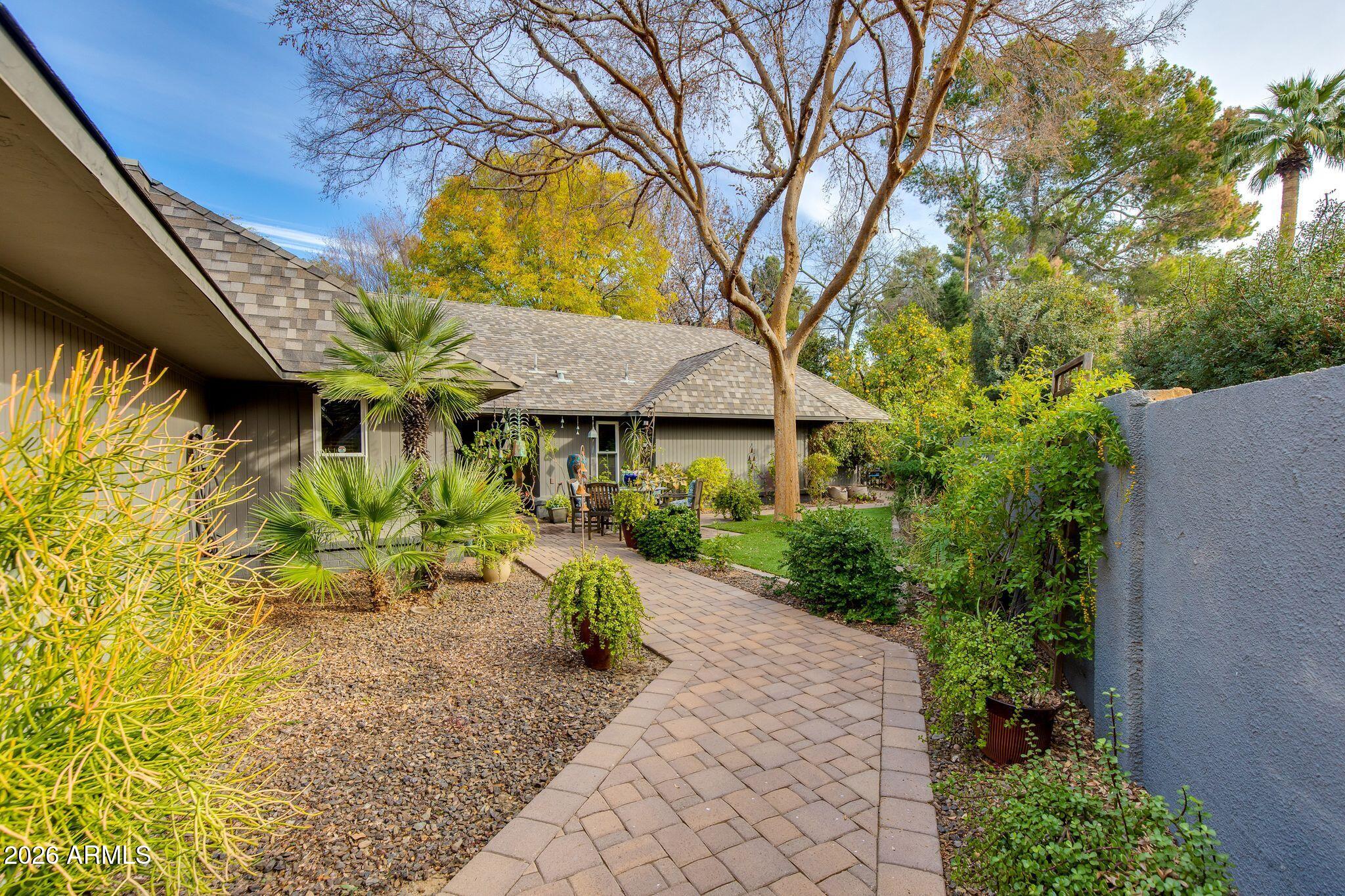 2038 E PASADENA Avenue