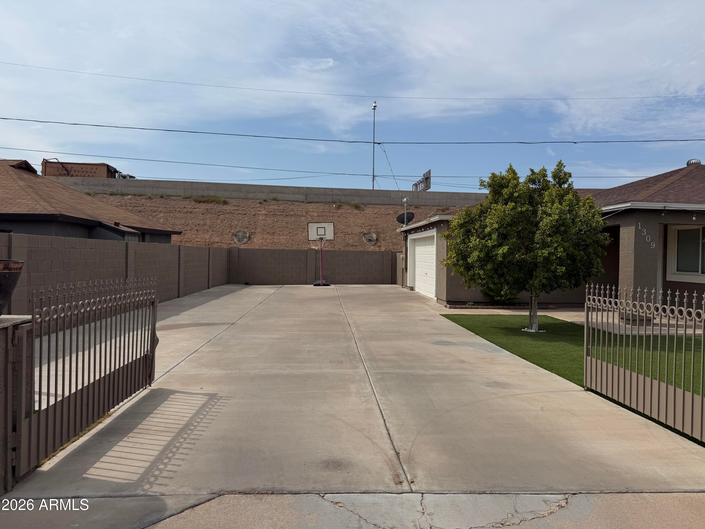 1309 W Apache Street