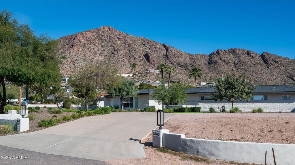 Photo of 4545 N Royal View Drive #8, Phoenix, AZ 85018 (MLS # 6994043)