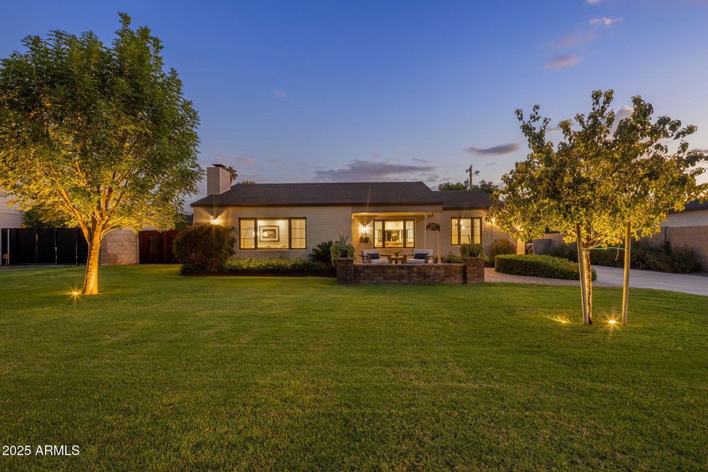 Photo of 219 E Oregon Avenue, Phoenix, AZ 85012 (MLS # 6936885)