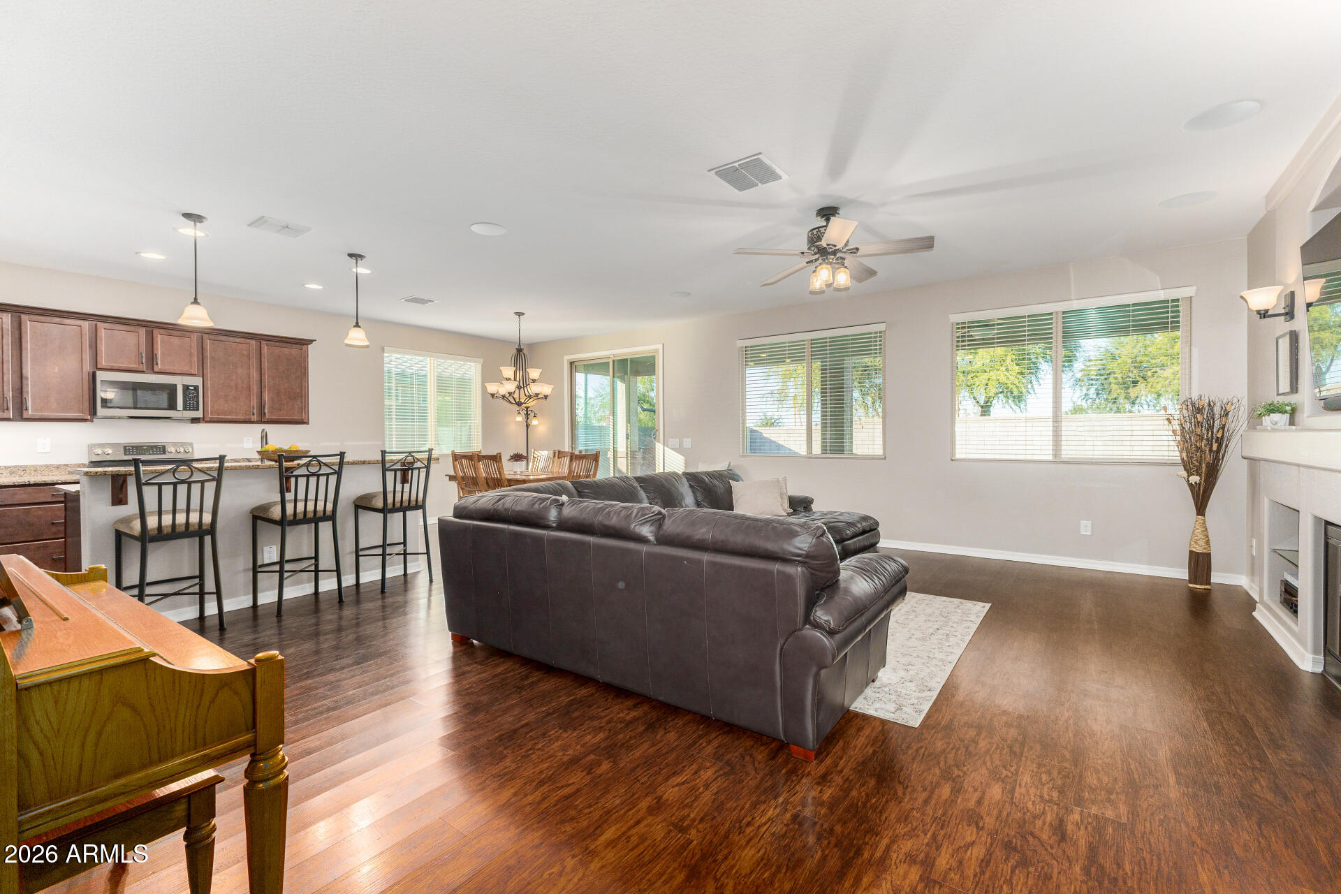 154 W HACKBERRY Avenue