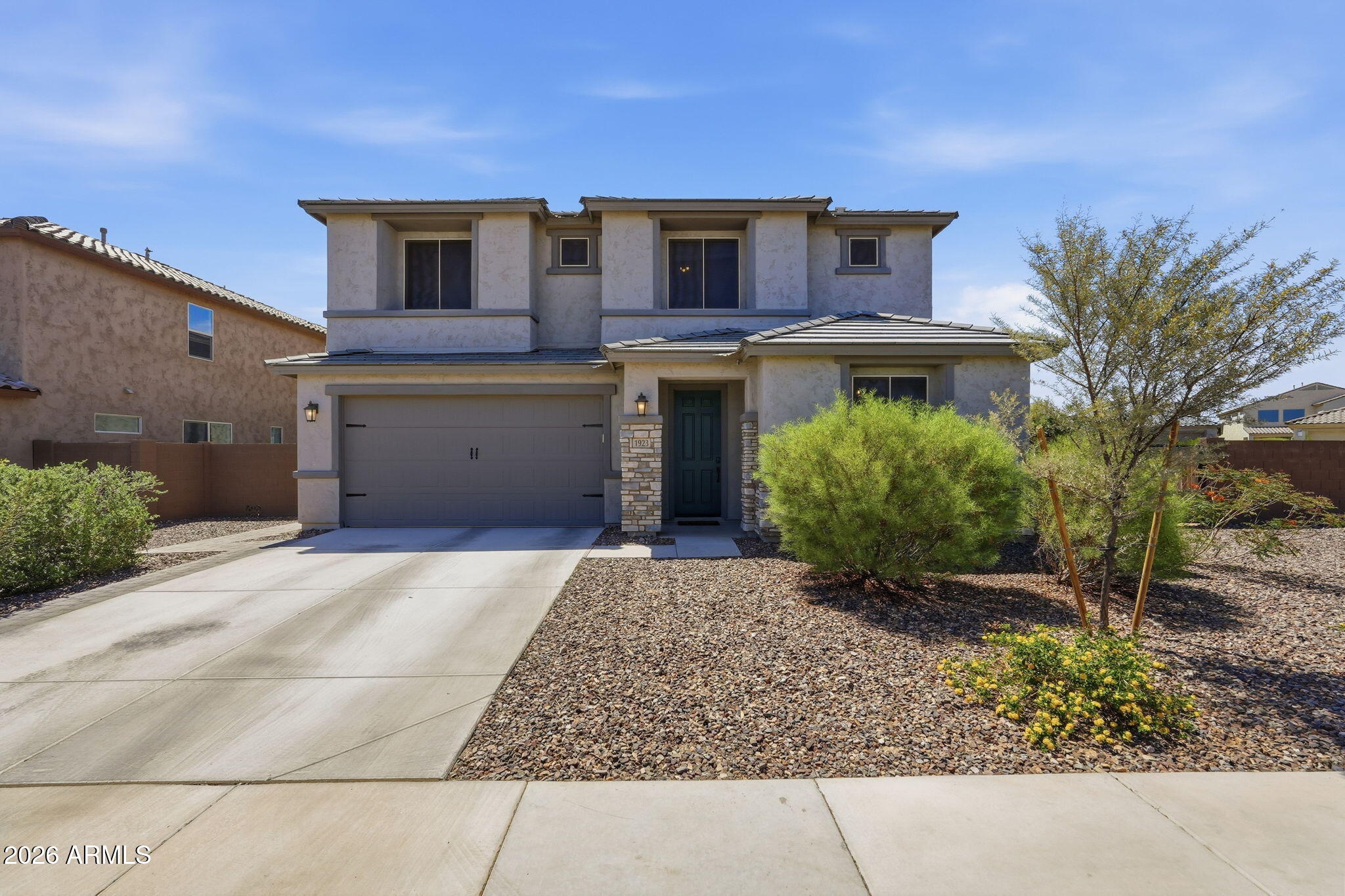 1923 W SUMMER Lane