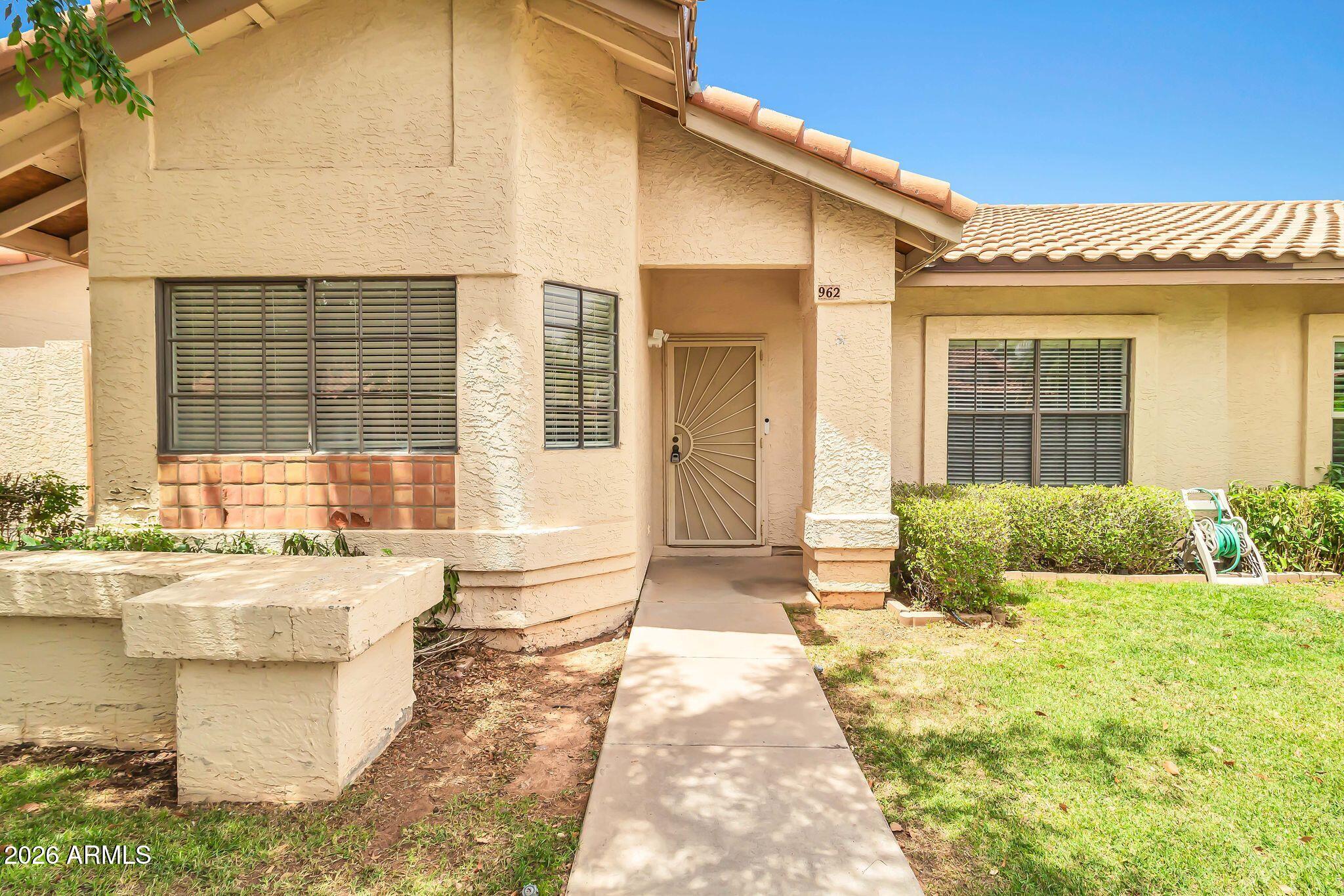 962 E VAUGHN Avenue