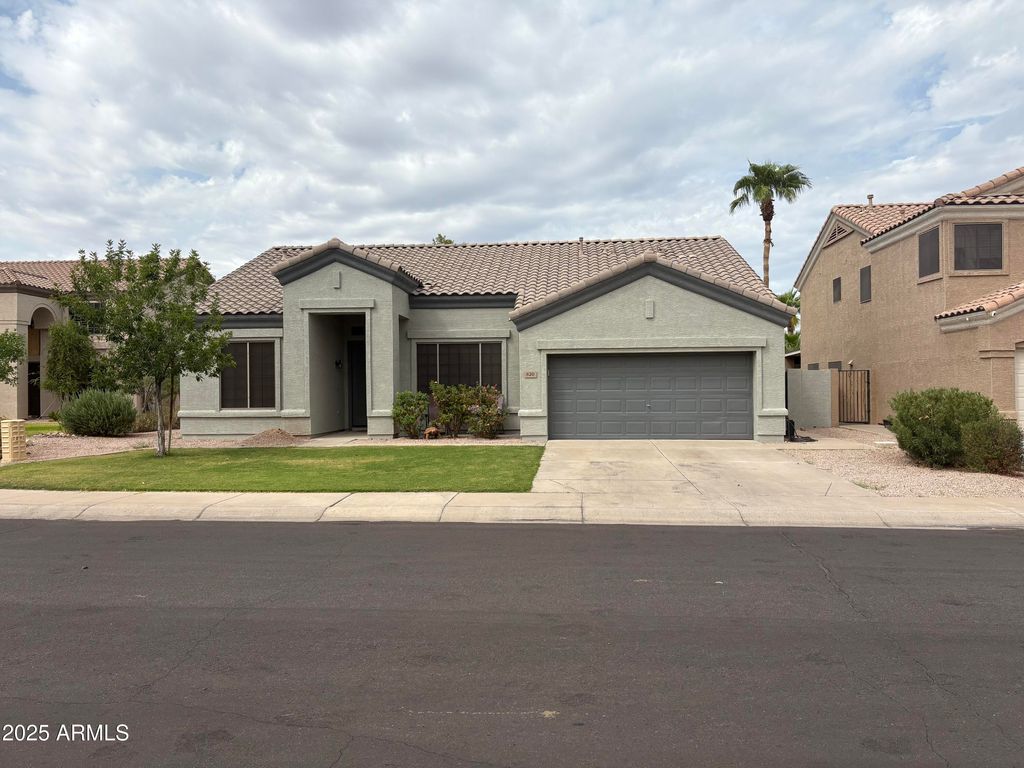 Photo of 620 N Hawk Circle, Gilbert, AZ 85234 (MLS # 6920842)
