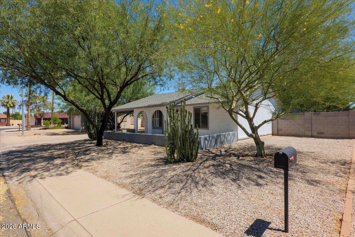 1609 W ESTRELLA Drive