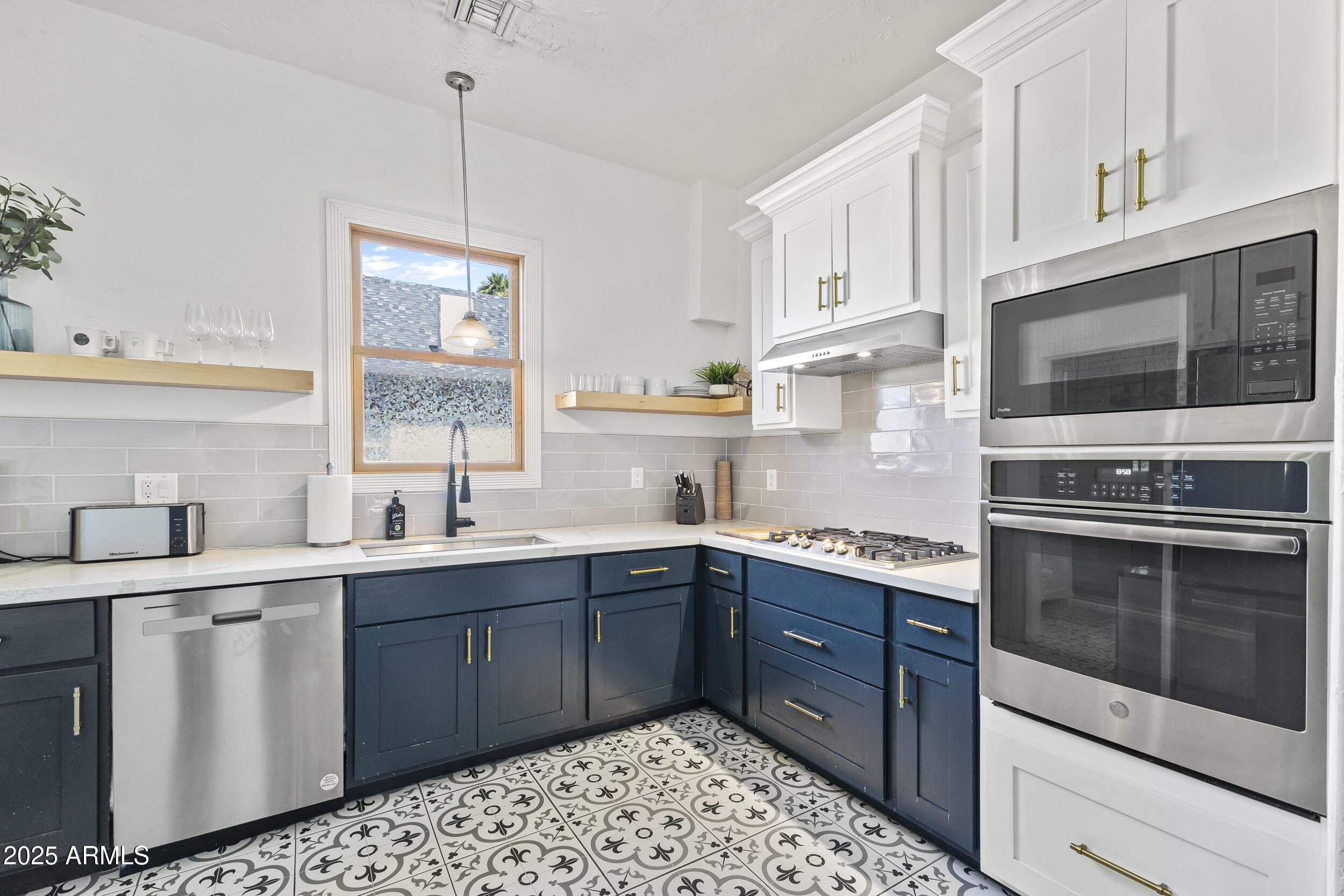 1315 W WOODLAND Avenue