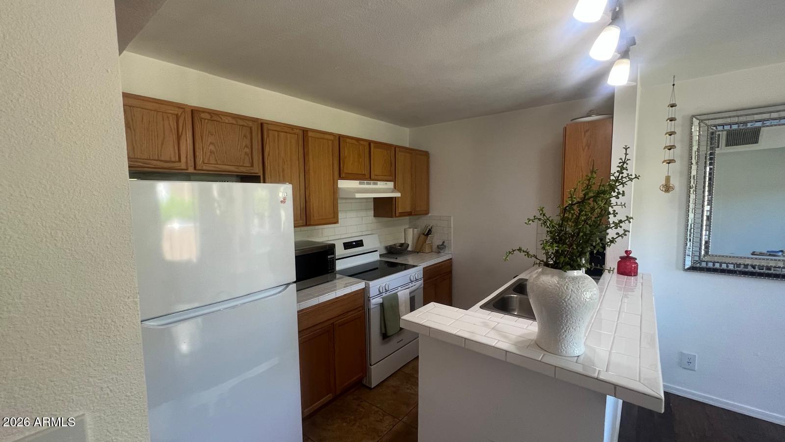 8055 E THOMAS Road E E118