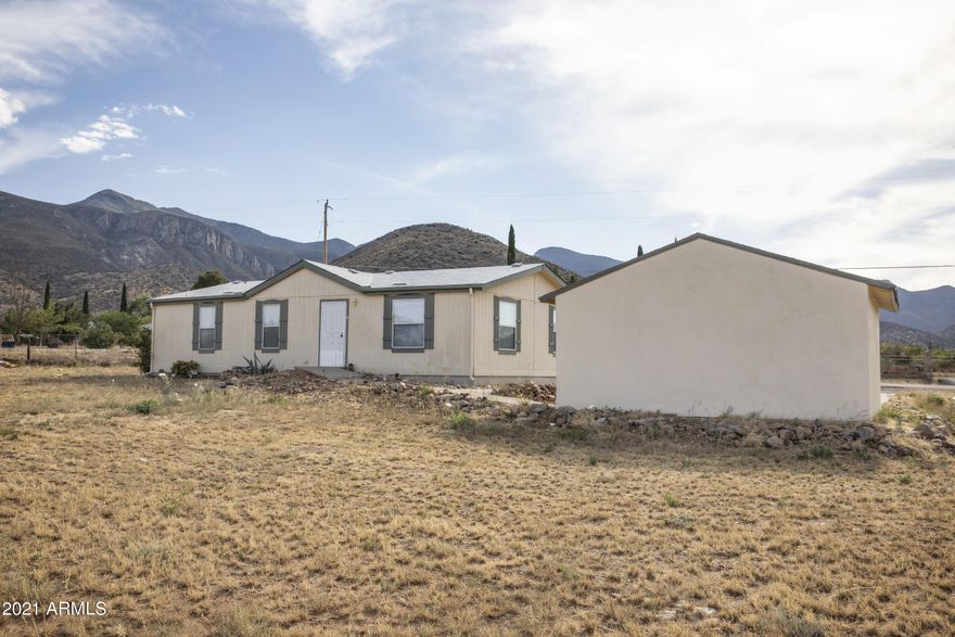 Nestled up near the foothills lies a cute and cozy 2 bedroom, 2 bath home with open concept kitchen, dining, living, and tile throughout! Bonus is the detached 1 car garage/workshop with concrete driveway, walking paths, and beautiful mountain views! 
Great starter home or get away retreat!