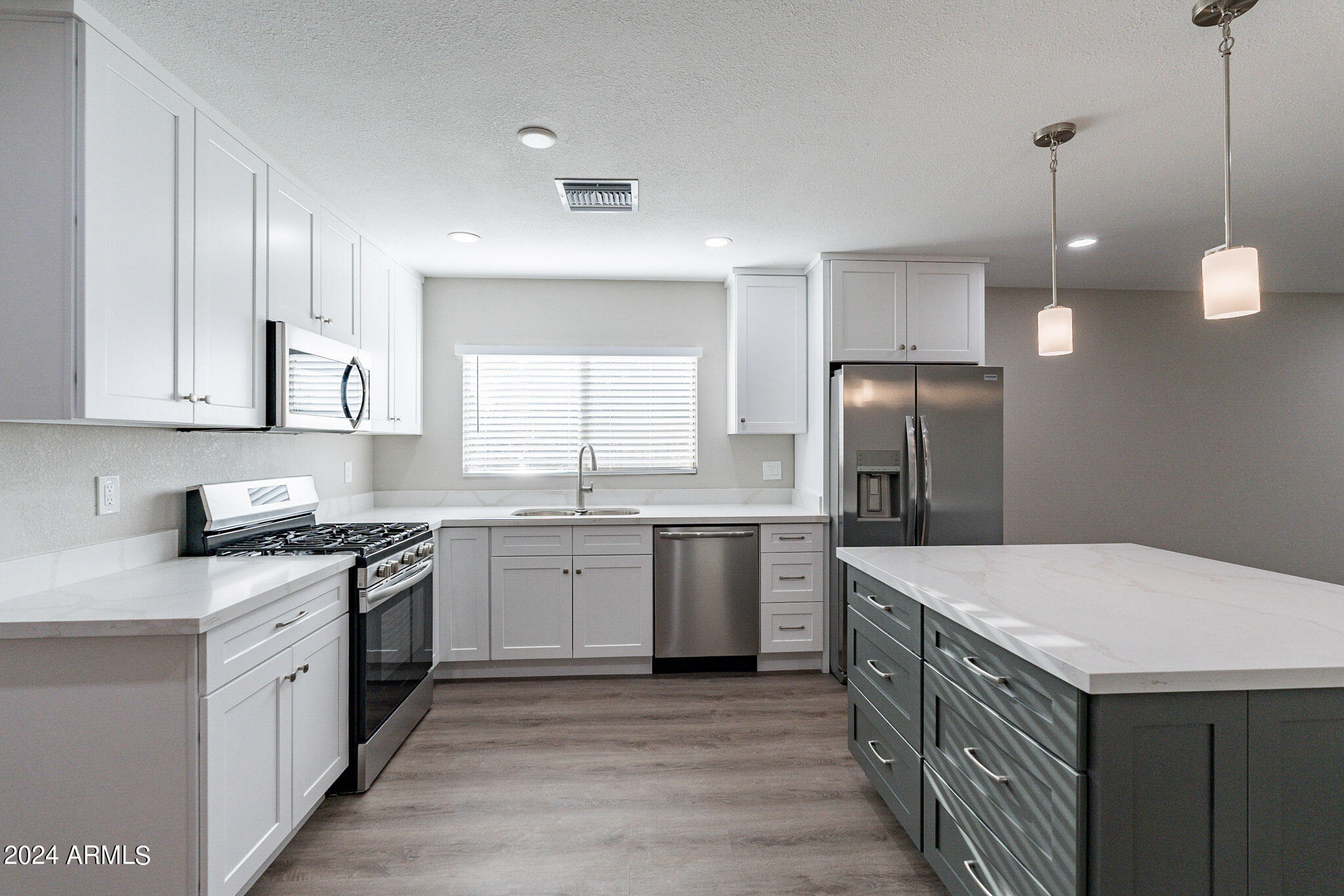 3624 W PEORIA Avenue