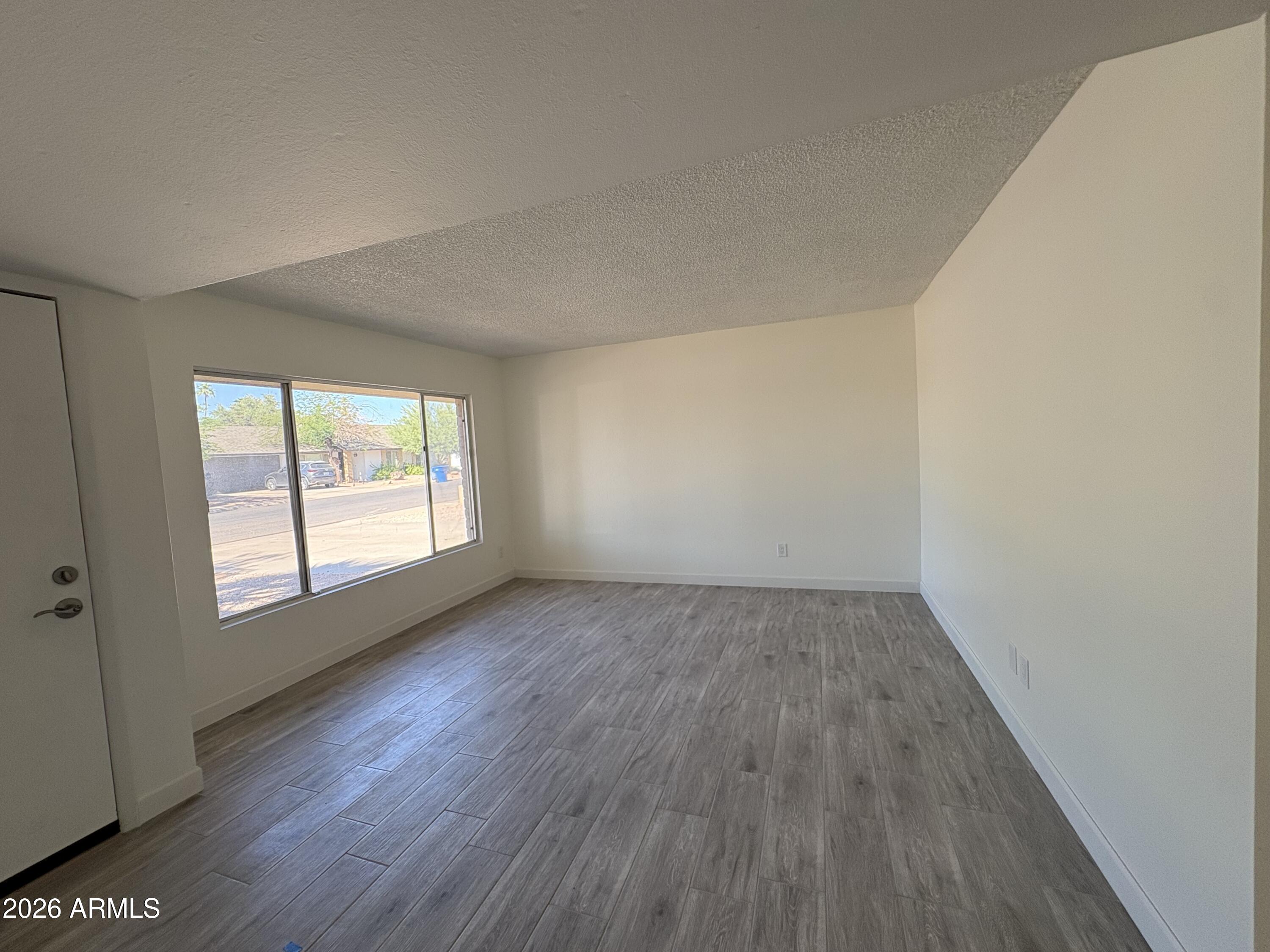 1521 W NOPAL Avenue