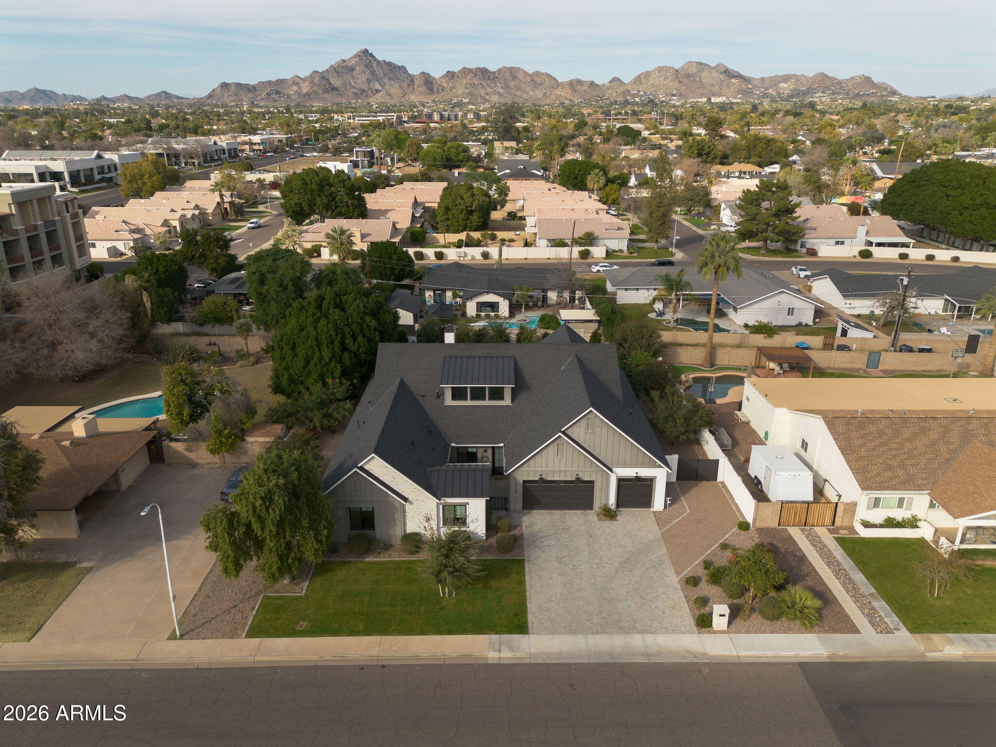 3226 E GLENROSA Avenue