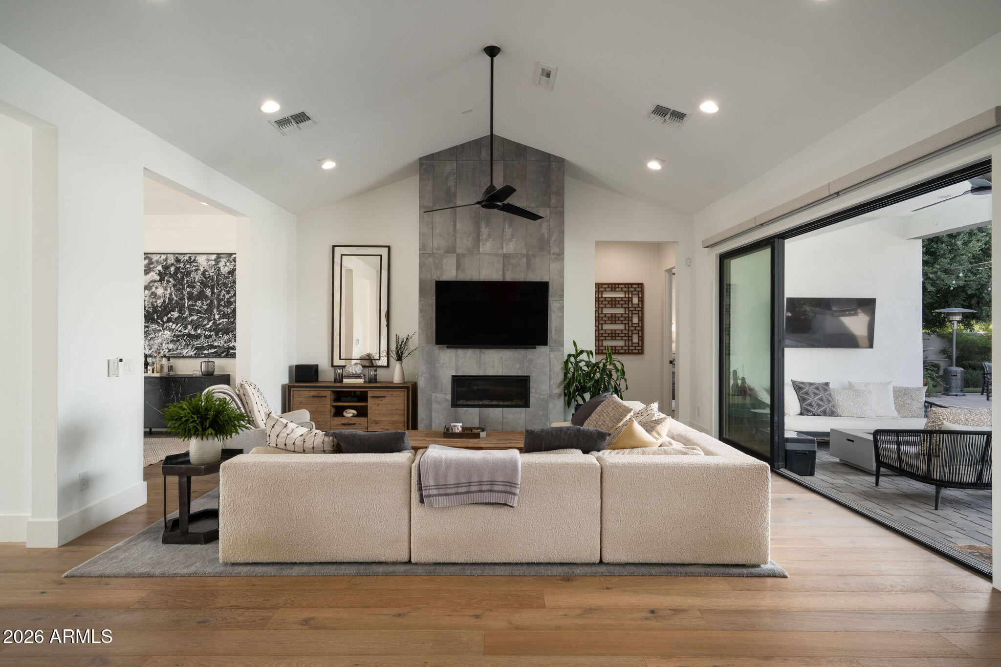 3226 E GLENROSA Avenue