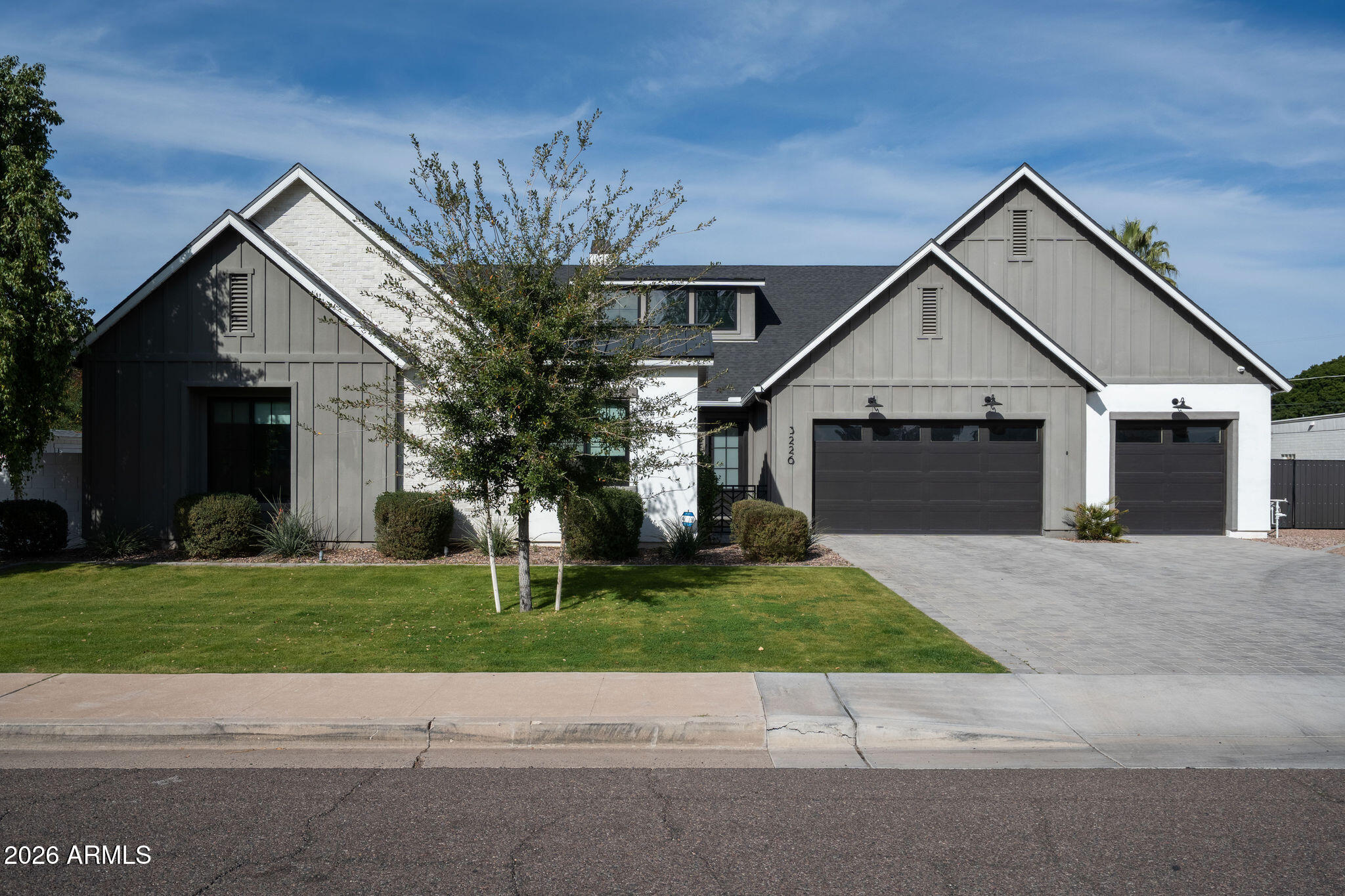 3226 E GLENROSA Avenue